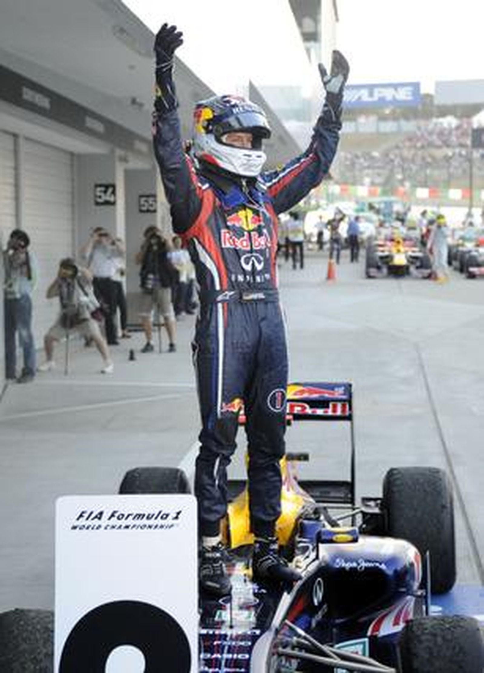 Sebastian Vettel gana en Suzuka su segundo mundial a cuatro carreras del final del campeonato. / EFE