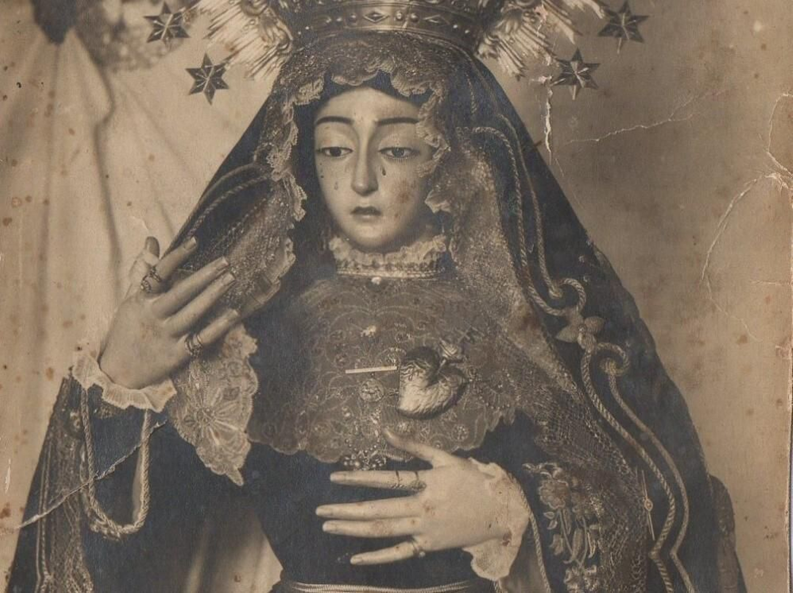 Fotografía antigua de la Soledad de Cantillana con sus manos primitivas.