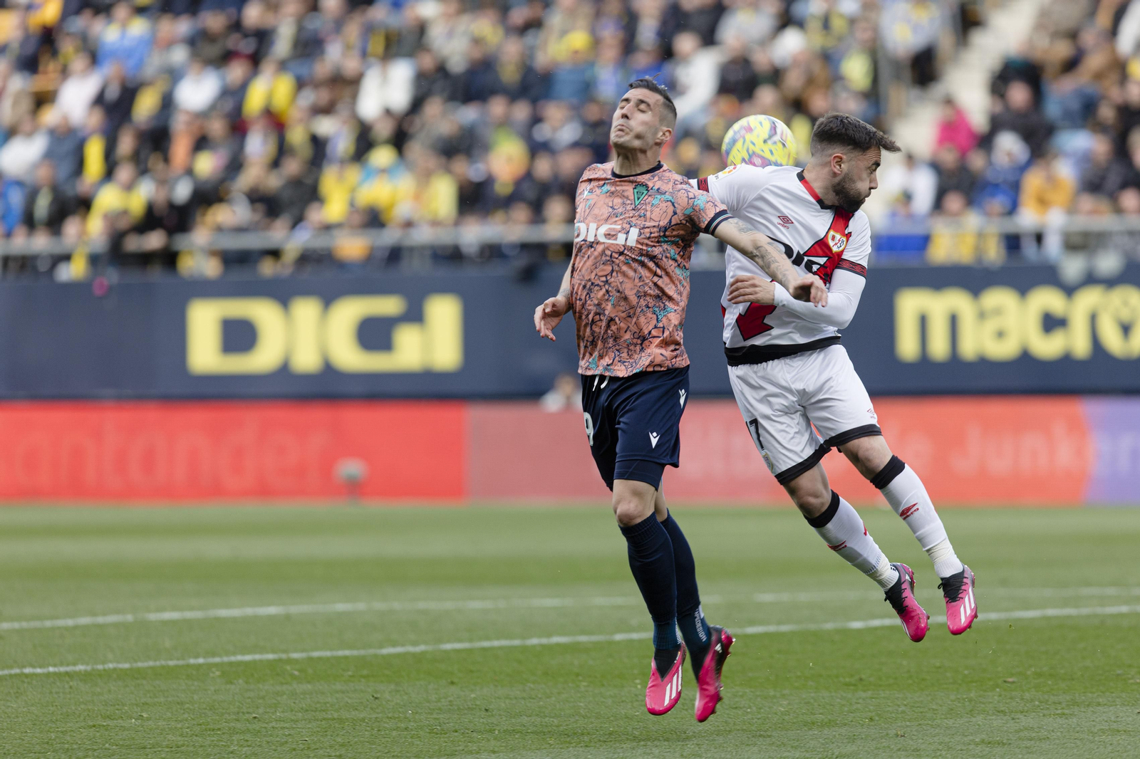 Las imágenes del partido entre el Cádiz C.F. y el Rayo Vallecano