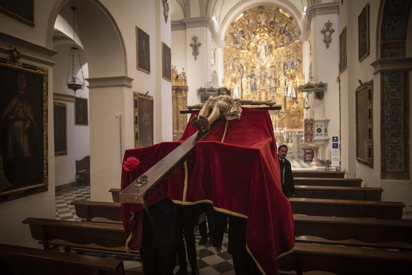 El vía crucis con el el Cristo de los Gitanos, en imágenes
