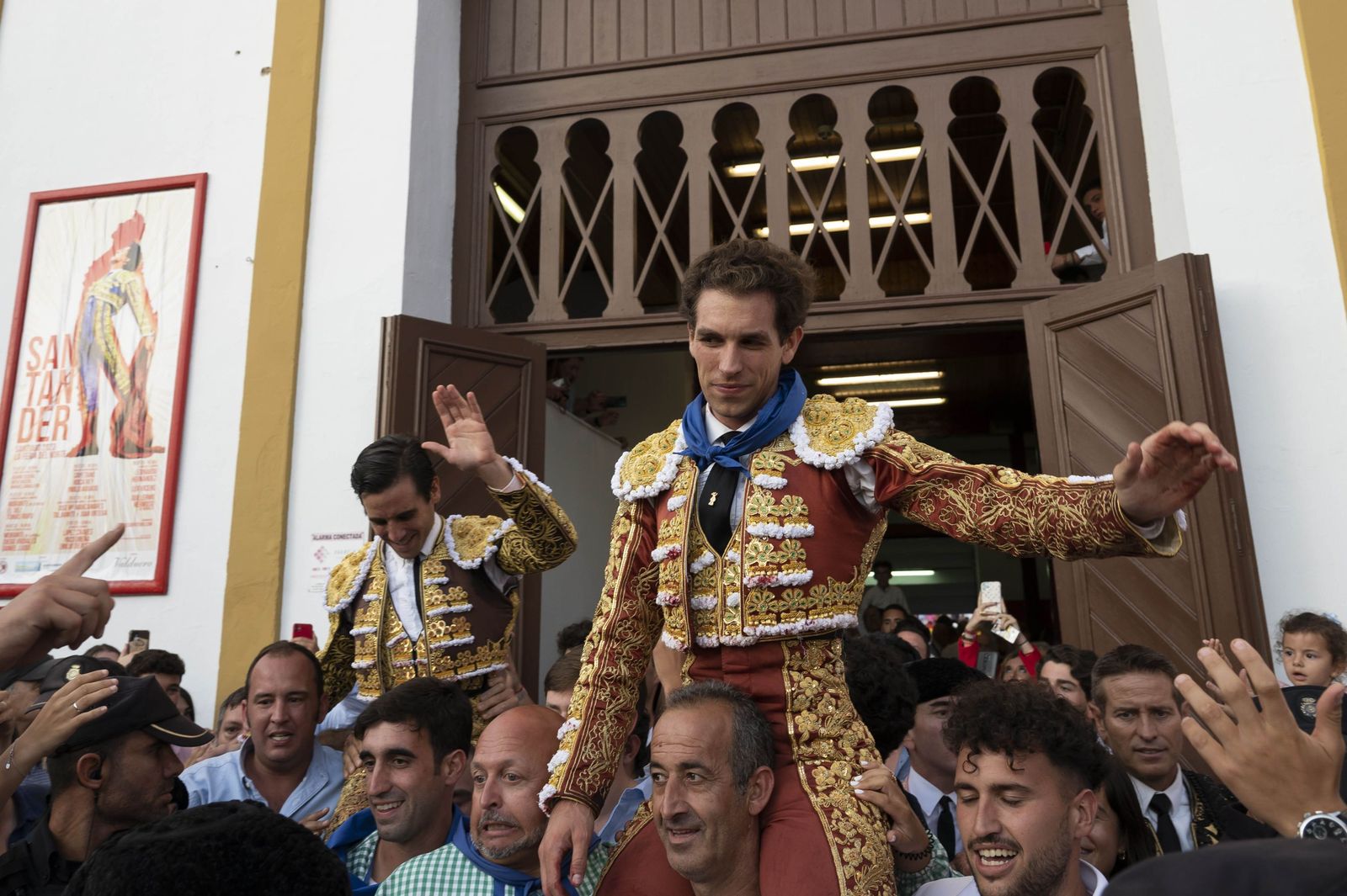 Juan Ortega y Ginés Marín salen por la puerta grande la plaza de Santander.