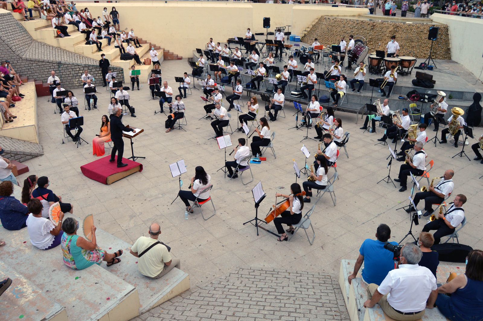 Actuación de la Agrupación San Indalecio en el Anfiteatro de la Rambla.