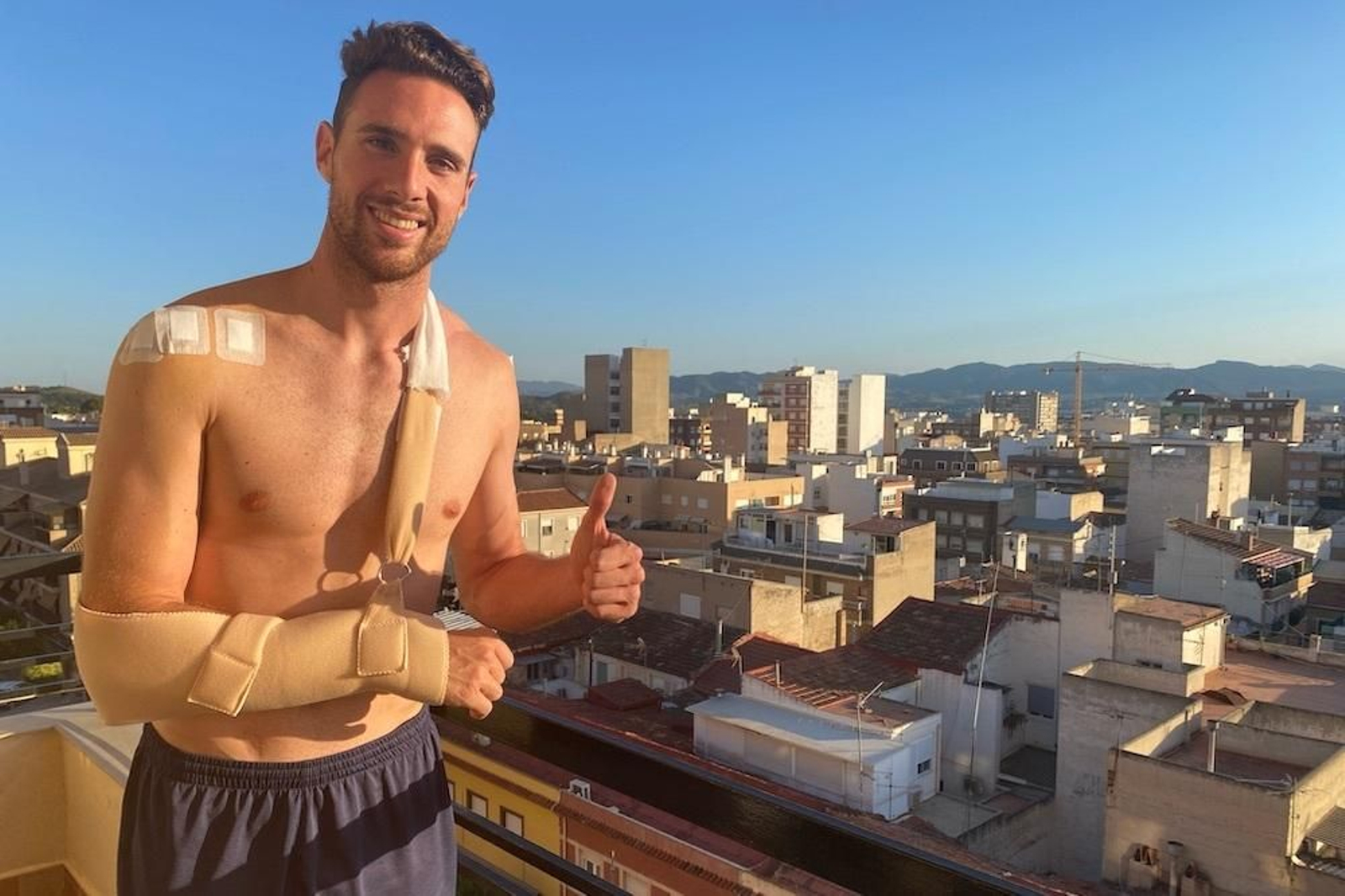 Charly Jiménez ya se recupera de su operación en el brazo derecho