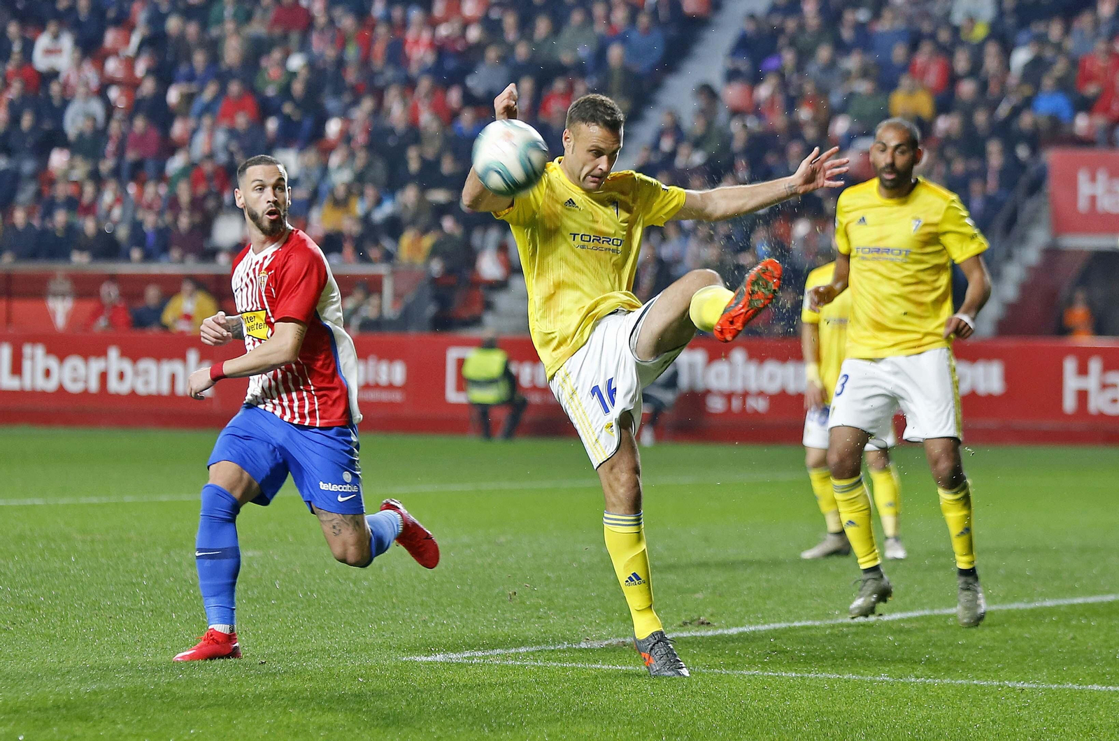 Juan Cala despeja ante la mirada de Fali en el último Sporting-Cádiz (2019/20). Juan Cala despeja ante la mirada de Fali en el último Sporting-Cádiz (2019/20).