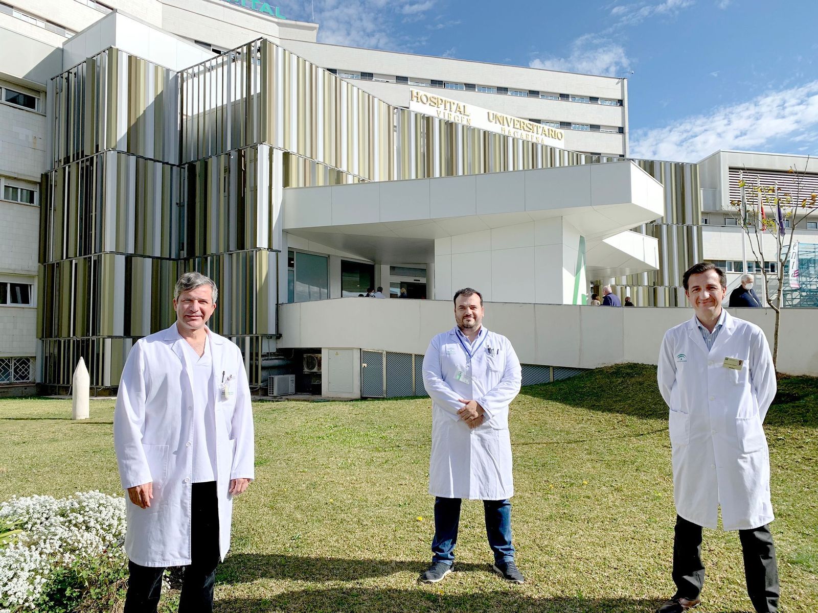 De izquierda a derecha, el responsable de Farmacia Hospitalaria, Miguel Ángel Calleja, y los autores de la Guía, Vicente Merino y  Federico Arguelles.