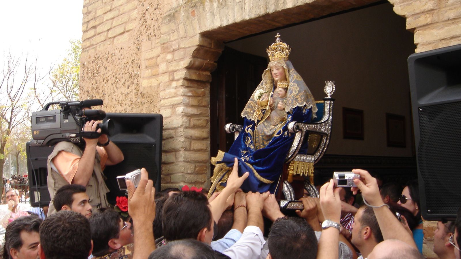 La Virgen de Valme entrando en la capilla del Cortijo de Cuarto una romería de octubre.