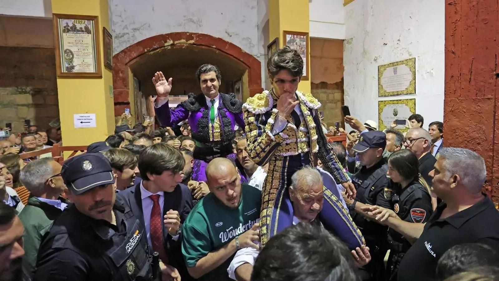 Morante y Castella, a hombros en Jerez en la corrida de la Feria de Jerez del 23 de mayo Morante y Castella, a hombros en Jerez en la corrida de la Feria de Jerez del 23 de mayo