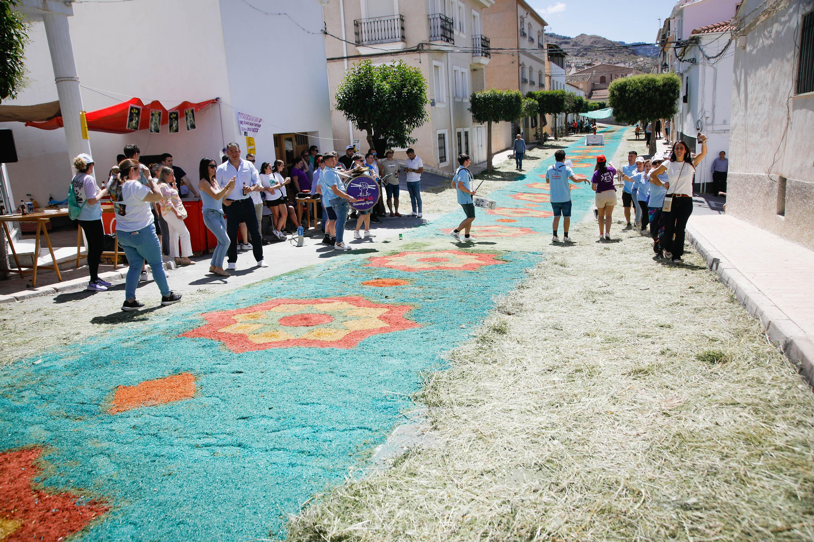 Así es la gran alfombra de serrín para que levite la Virgen de Fátima de Tíjola
