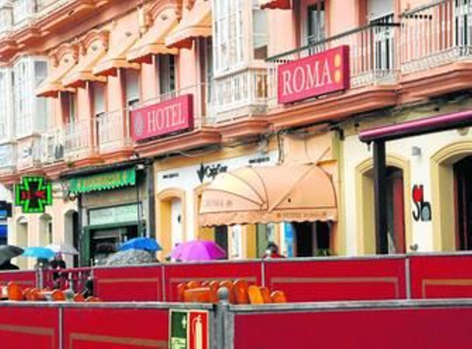 El hotel Roma, situado en la calle Real, en plena carrera oficial de los pasos de Semana Santa.