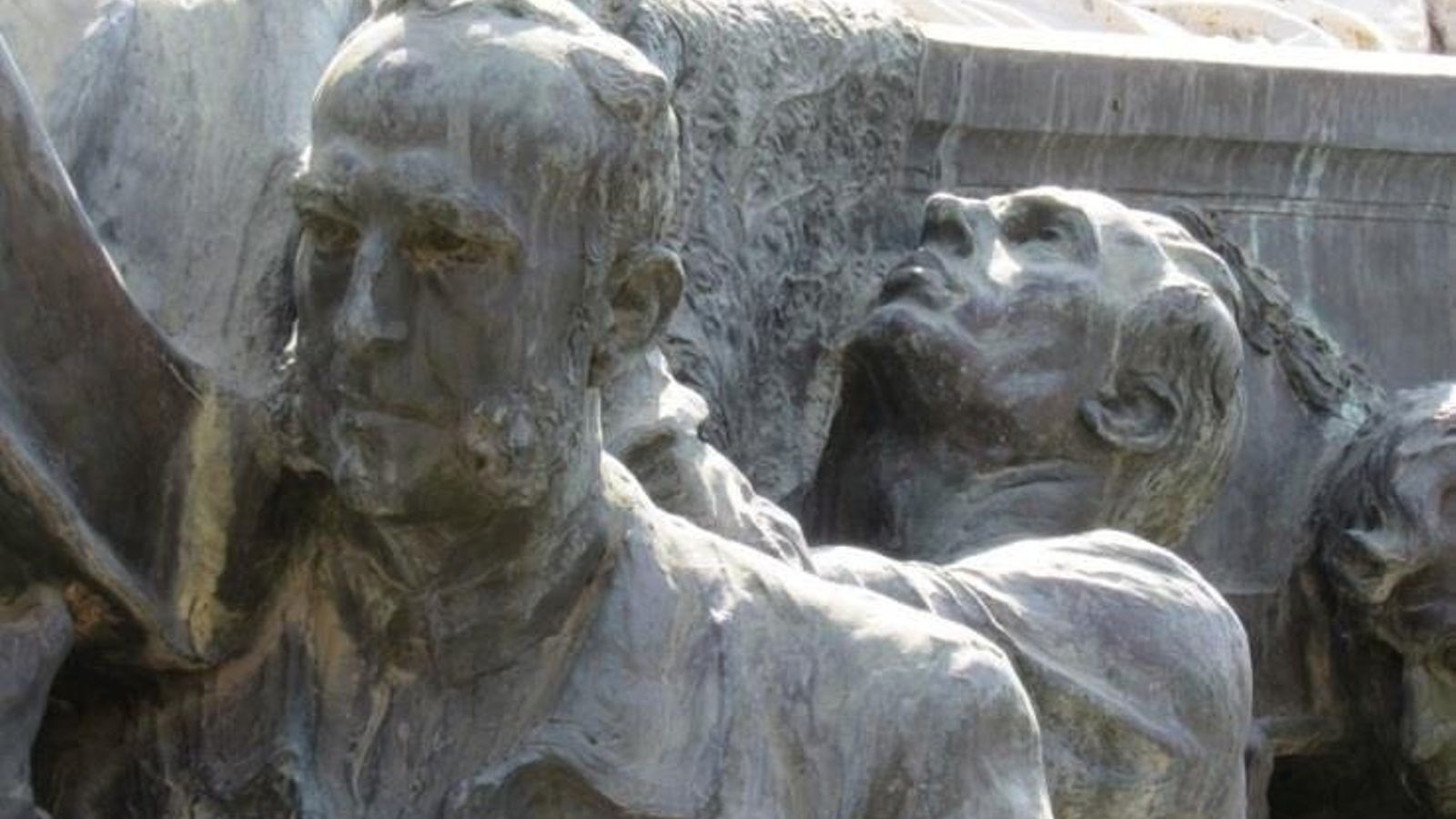 Eduardo Miura y Sánchez Mejías, retratados en el mausoleo de Gallito.