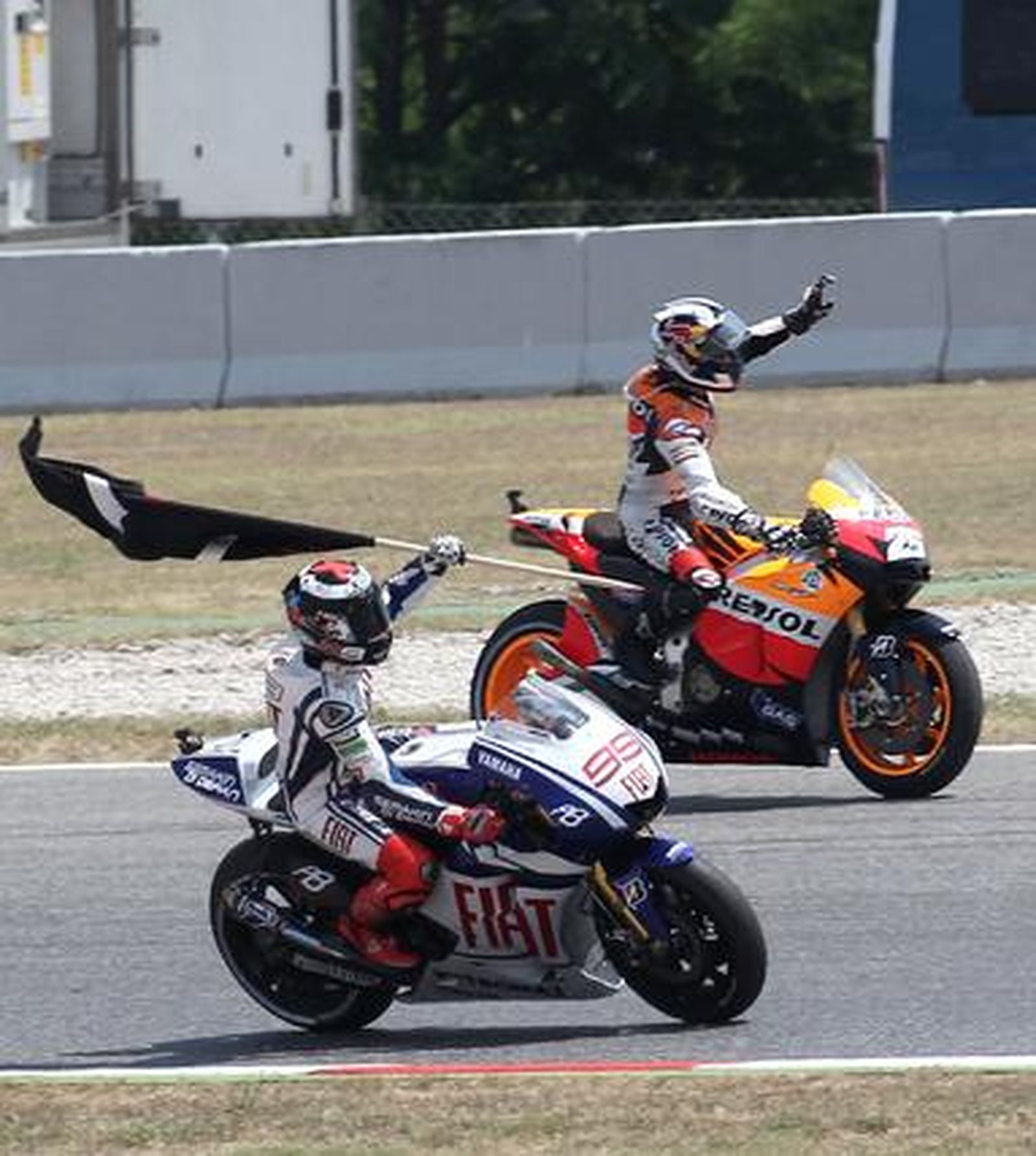 Pedrosa y Lorenzo tras acabar la carrera de MotoGP.

Foto: afp