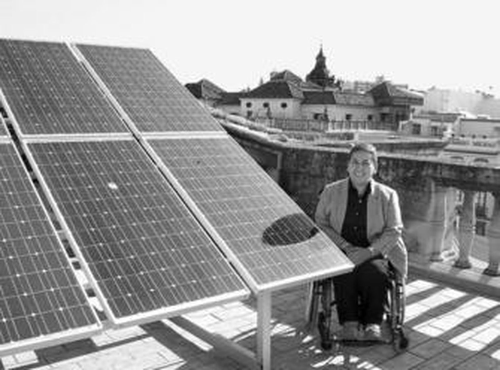 La responsable de la Agencia Local de la Energía, en la azotea del Ayuntamiento junto a unas placas solares.