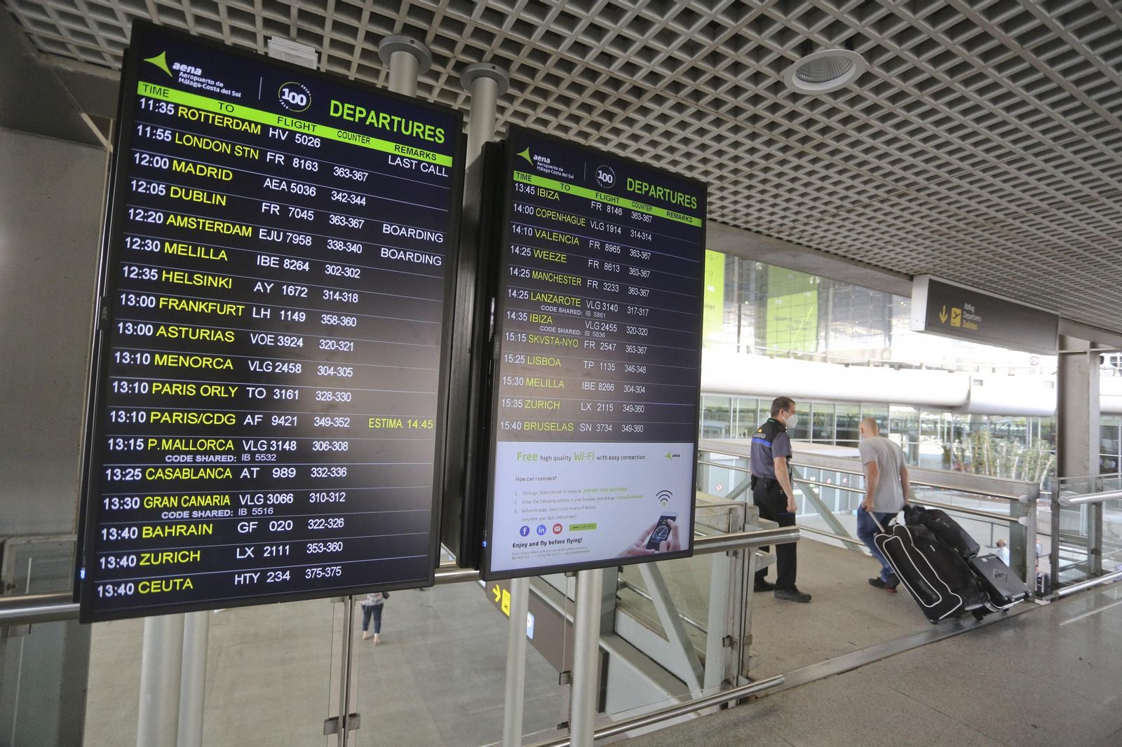 La llegada de los turistas al aeropuerto de Málaga, en fotos