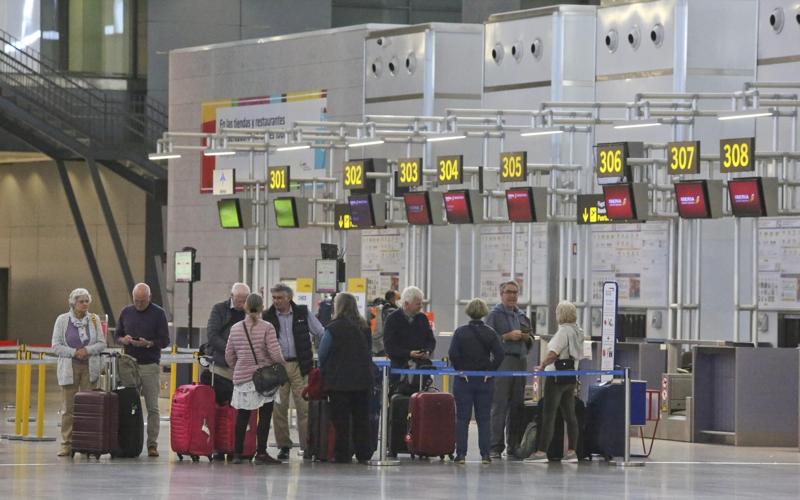 La cuarentena del coronavirus no frena el tráfico de pasajeros en el aeropuerto de Málaga, en fotos