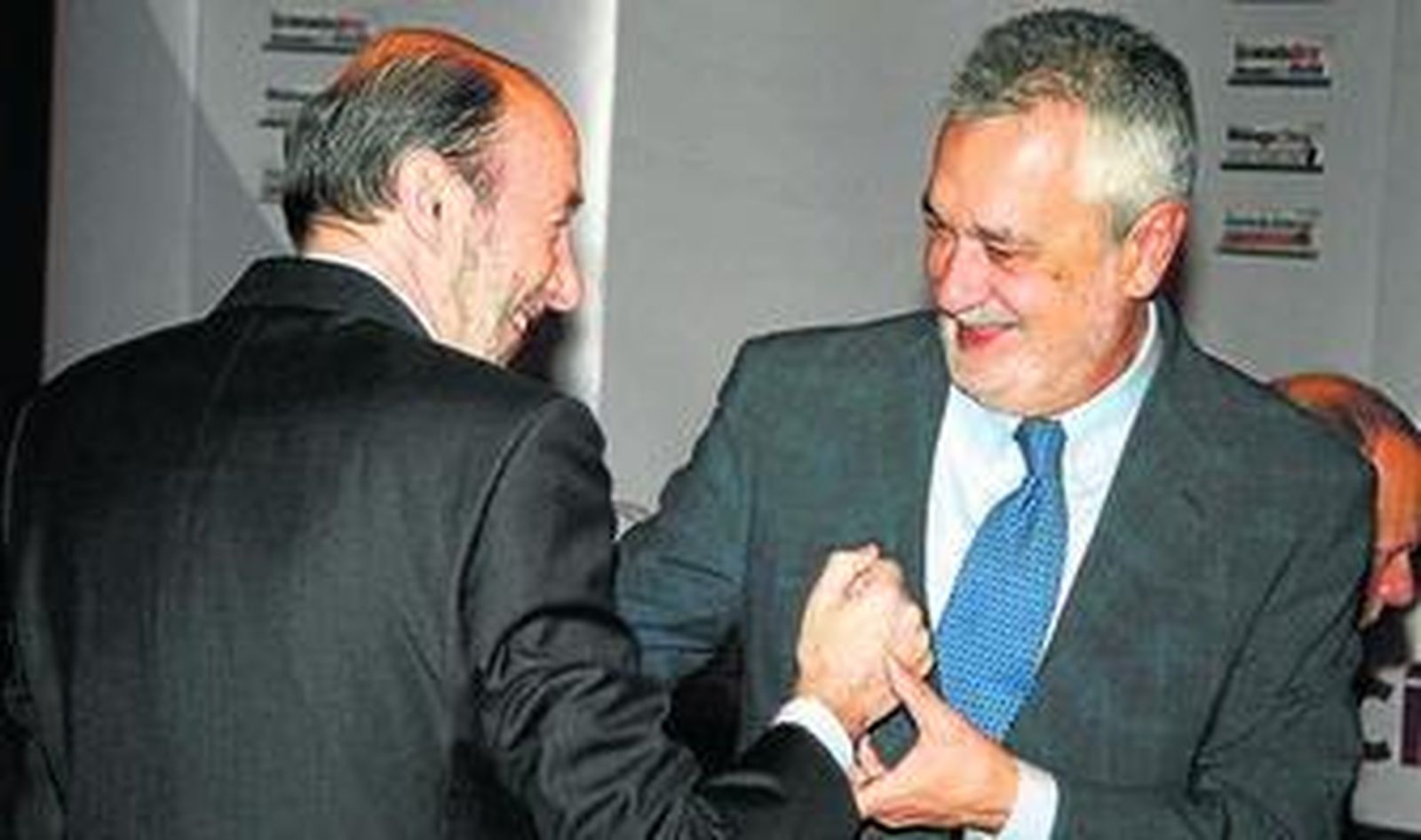 Rubalcaba y Griñán se saludan tras la intervención del segundo.