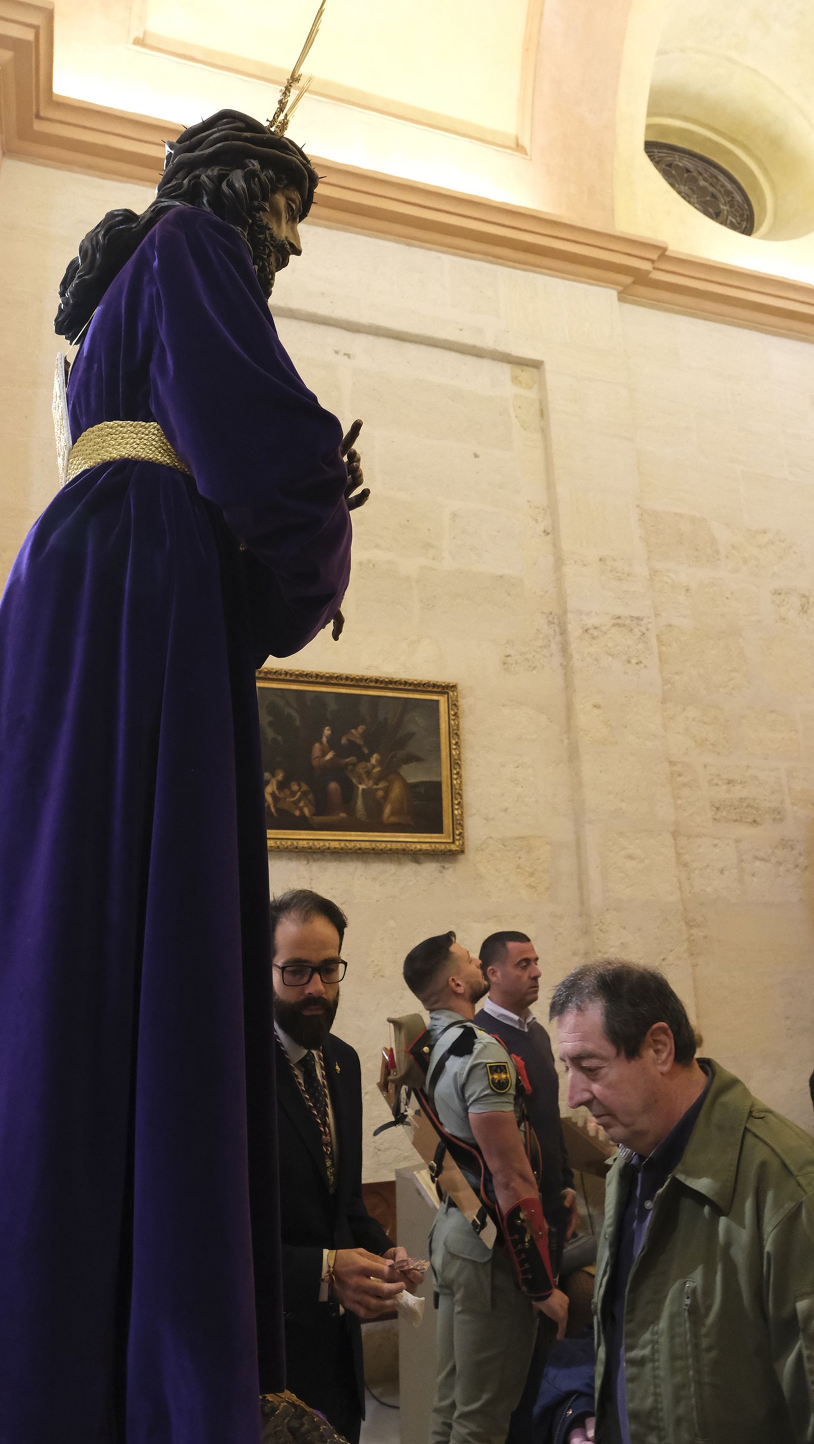 Imágenes del multitudinario besapiés del Cristo de Medinaceli en la Catedral de Almería