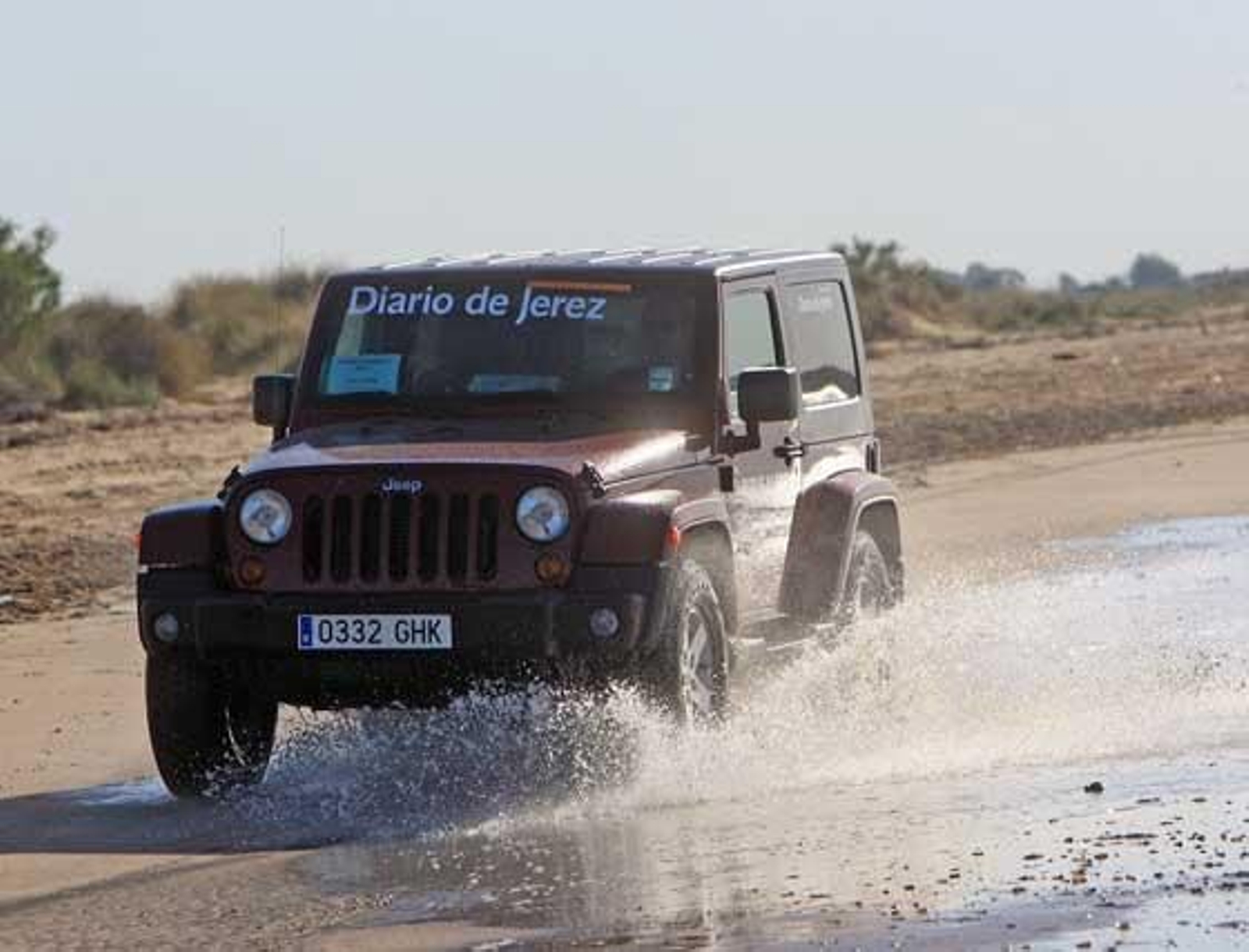 El Jeep Wrangler, magnífico vehículo todoterreno con el que los enviados especiales de Diario de Jerez están haciendo el camino del Rocío . Se trata de un digno heredero del primer 4x4 de la historia. 

Foto: Juan Carlos Toro