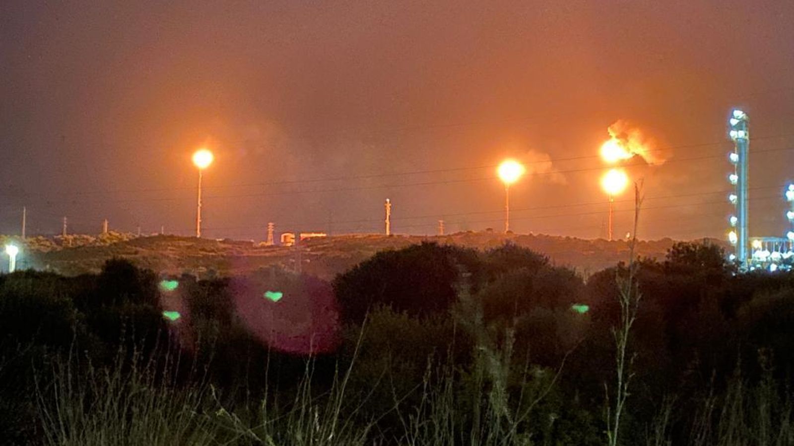 Las antorchas de la refinería Cepsa, justo tras el apagón.