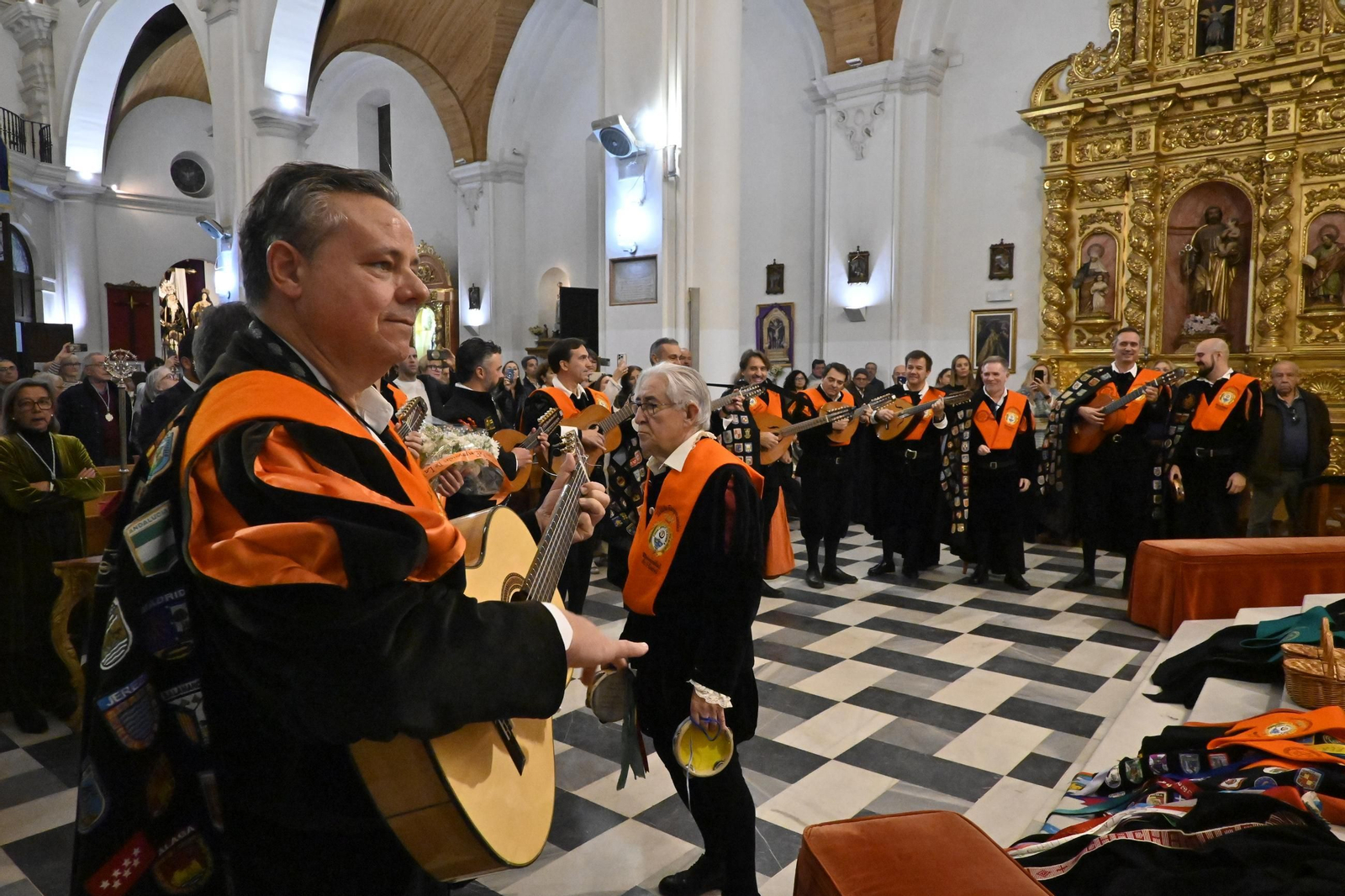 Imágenes de la tradicional tuna de empresariales tocando en el monumento de la Inmaculada