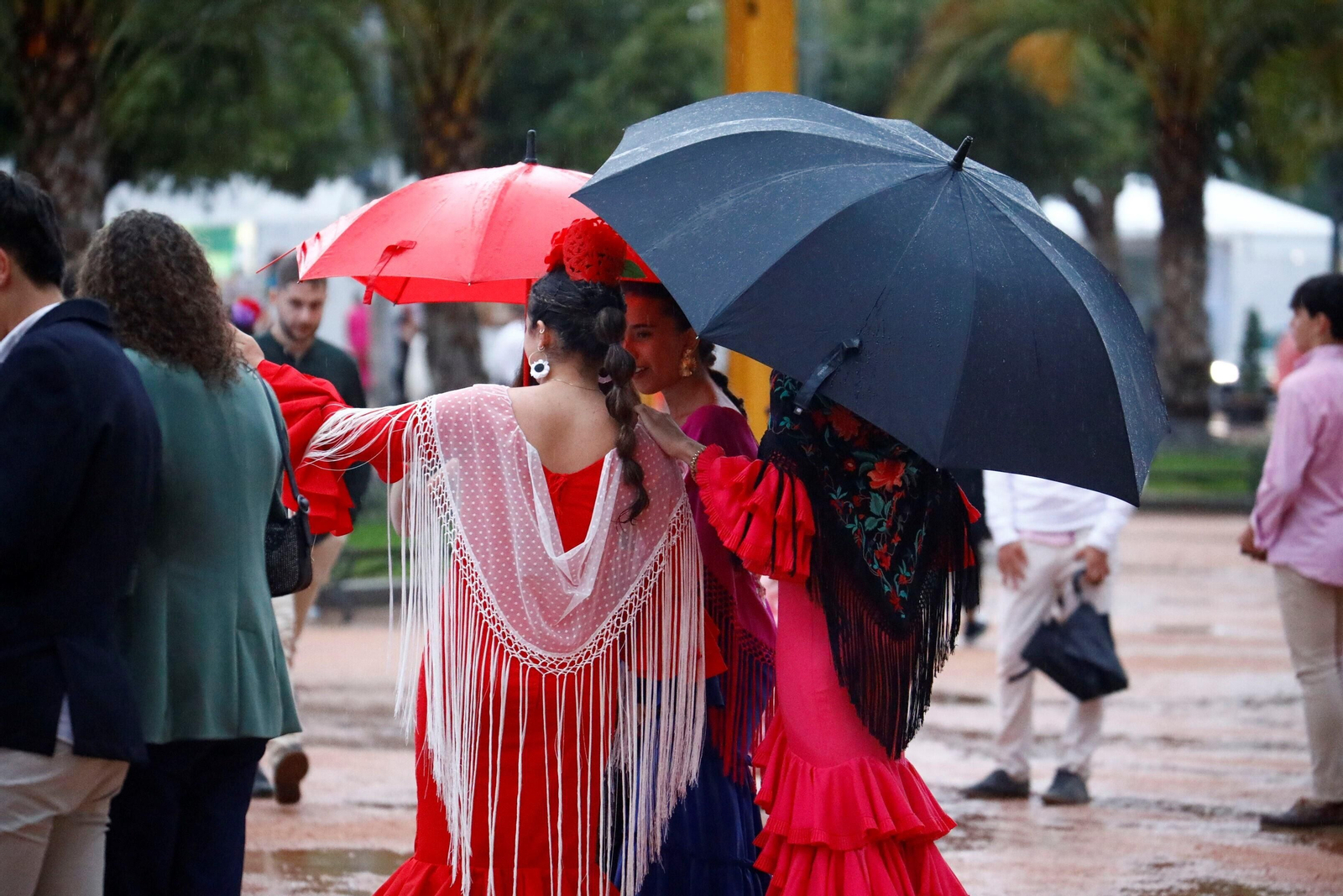 La intensa lluvia de este sábado en la Feria de Córdoba, en imágenes