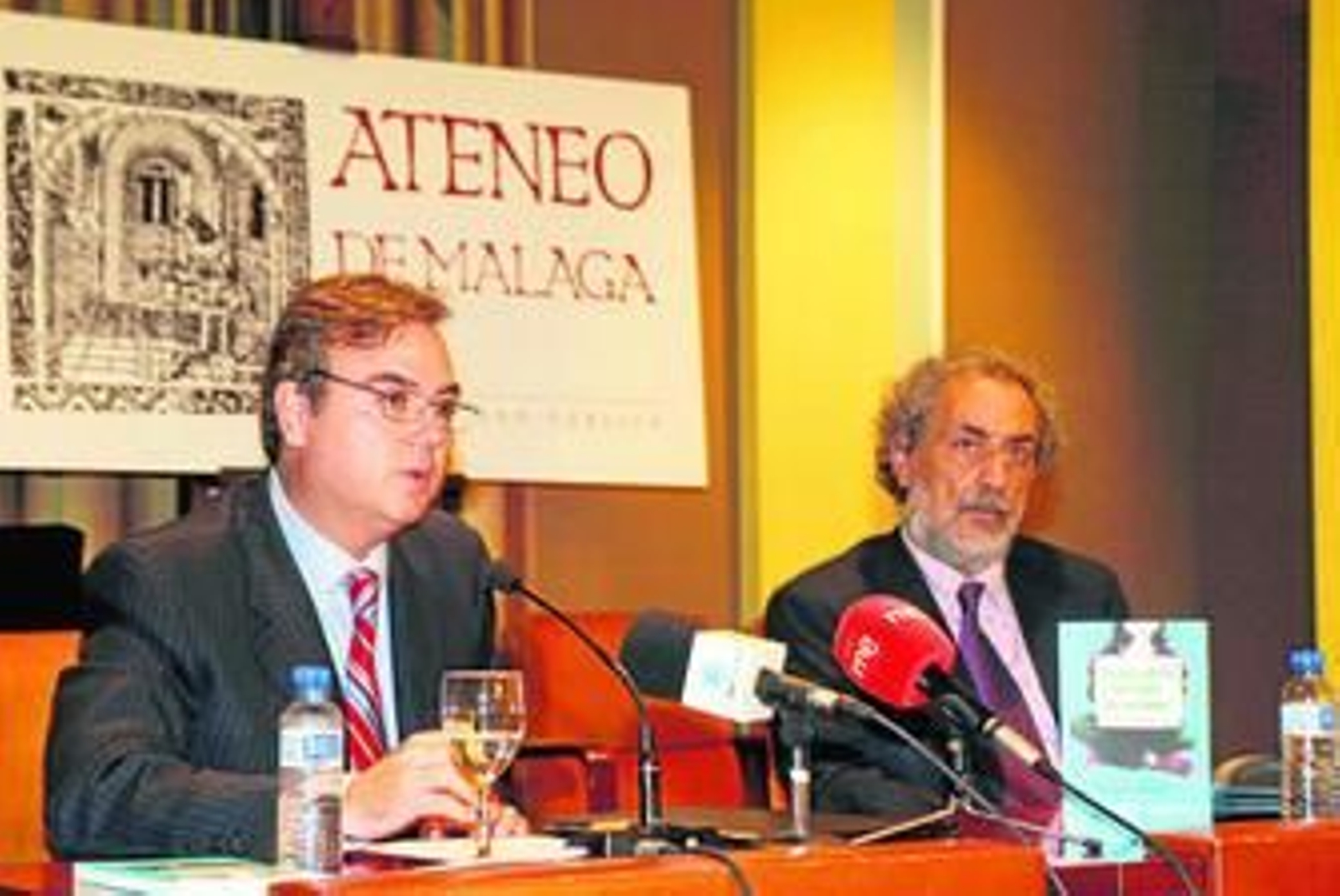Leonardo Cervera, autor del libro, y José Chamizo, Defensor del Pueblo Andaluz, ayer en el Ateneo.