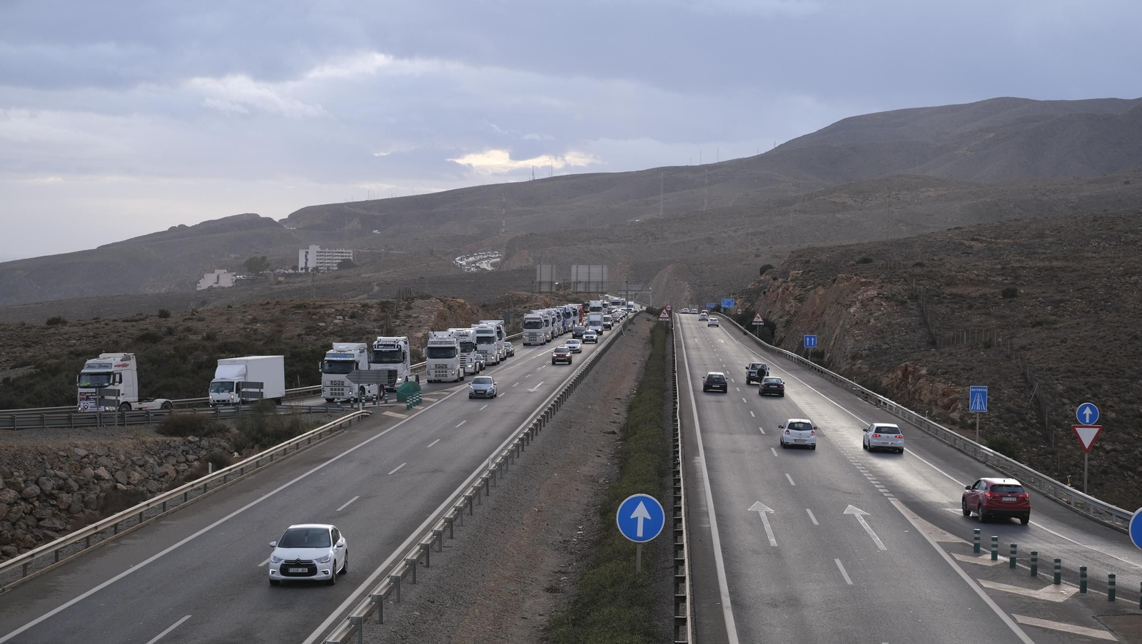 Fotogalería de la protesta de los camioneros de Almería