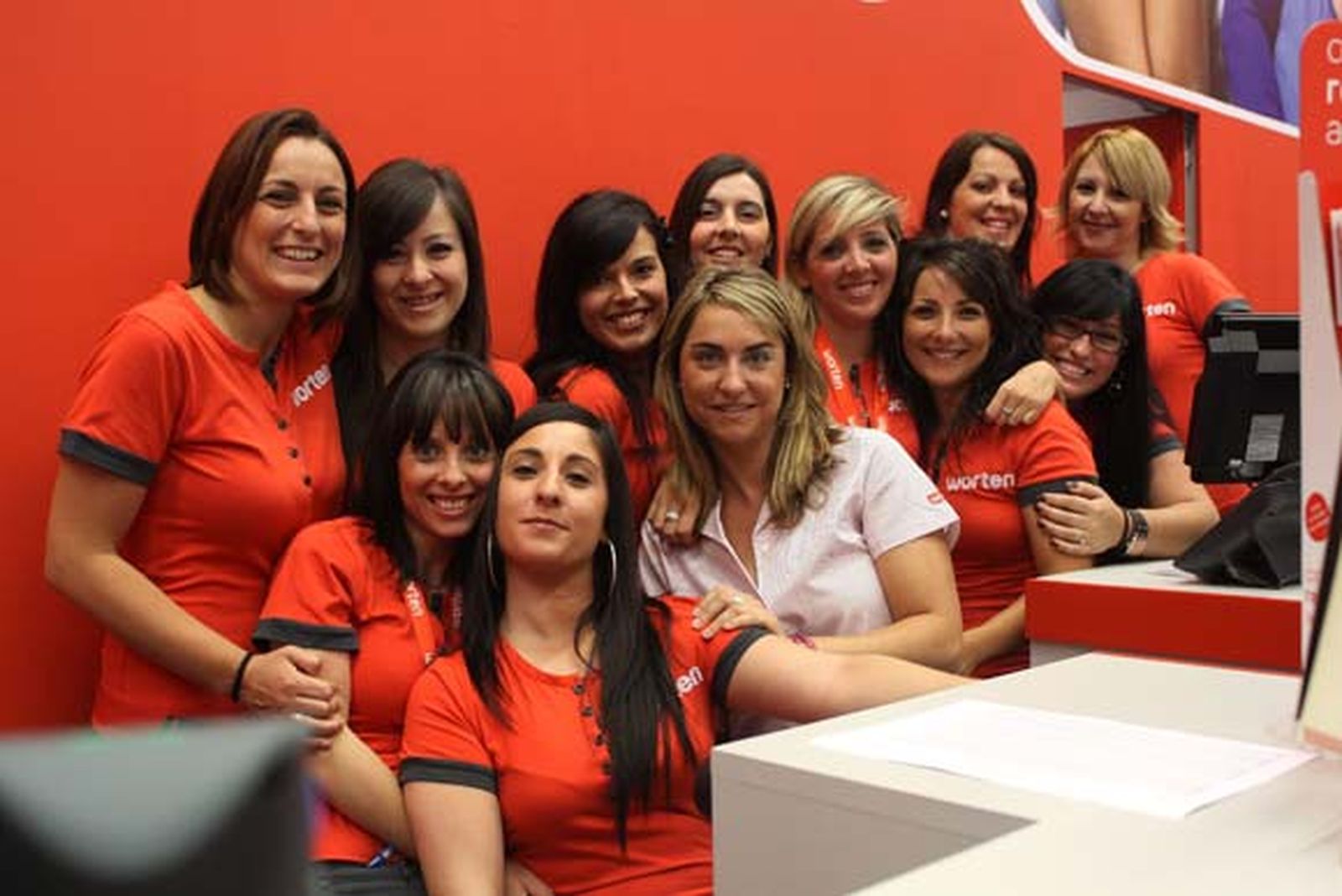 Multitud de personas se agolparon a las afueras de las instalaciones a la espera de la apertura de la nueva tienda Worten instalada en Las Marismas, en la localidad de Los Barrios

Foto: Vanessa Perez