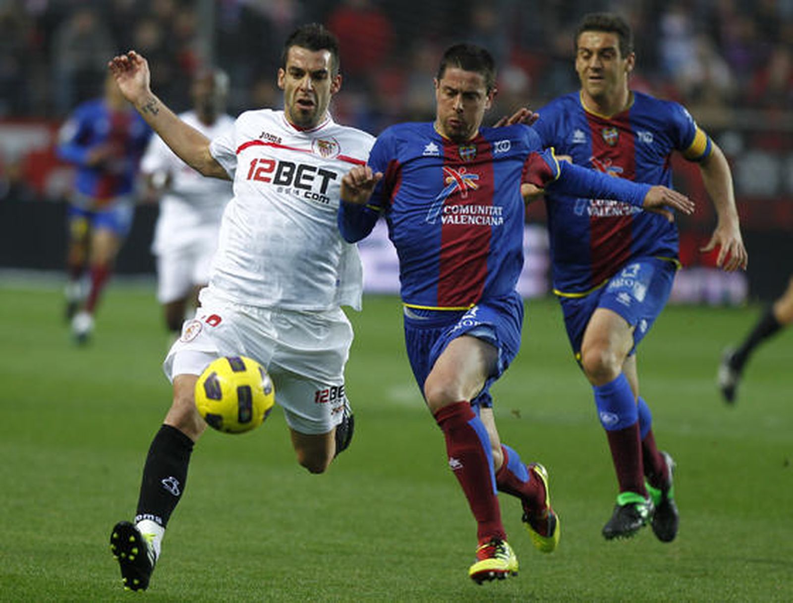 Negredo mete cuerpo a un rival para hacerse con el esférico.

Foto: Antonio Pizarro