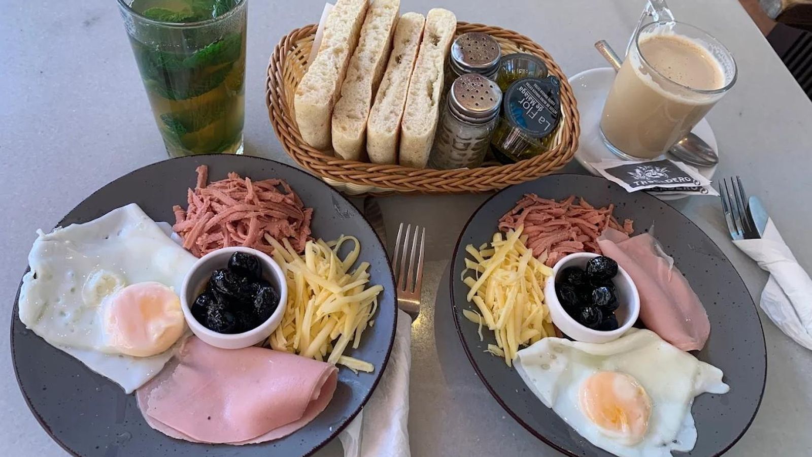 Desayunos y meriendas de la Cafetería Zahra, en el centro de Algeciras.