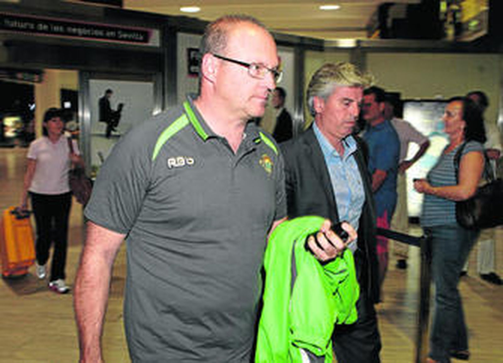 Pepe Mel y Miguel Guilén, entrenador y presidente, amigos, reflejan en sus rostros el mal trago que están pasando.