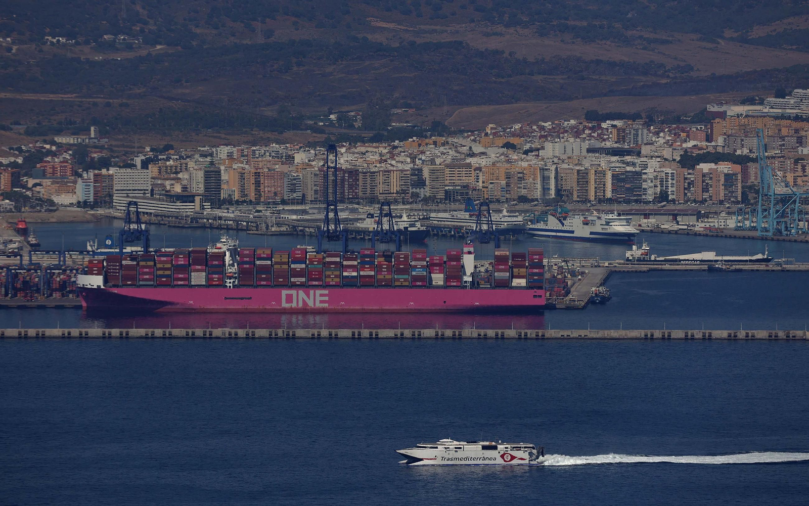 Un portacontenedores, durante su escala en el Puerto de Algeciras.