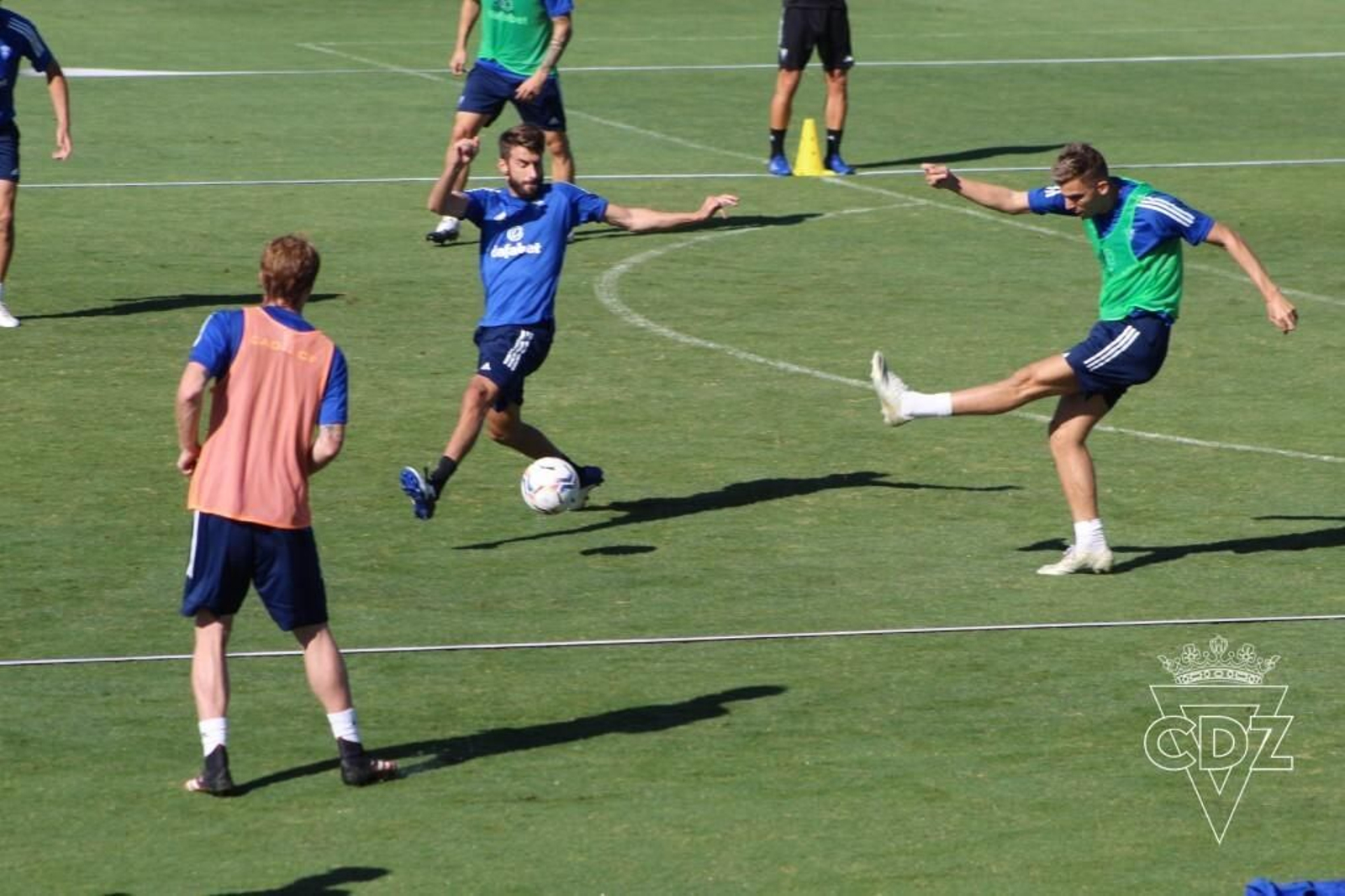 José Mari intercepta un remate de Alejo en presencia de Álex Fernández.