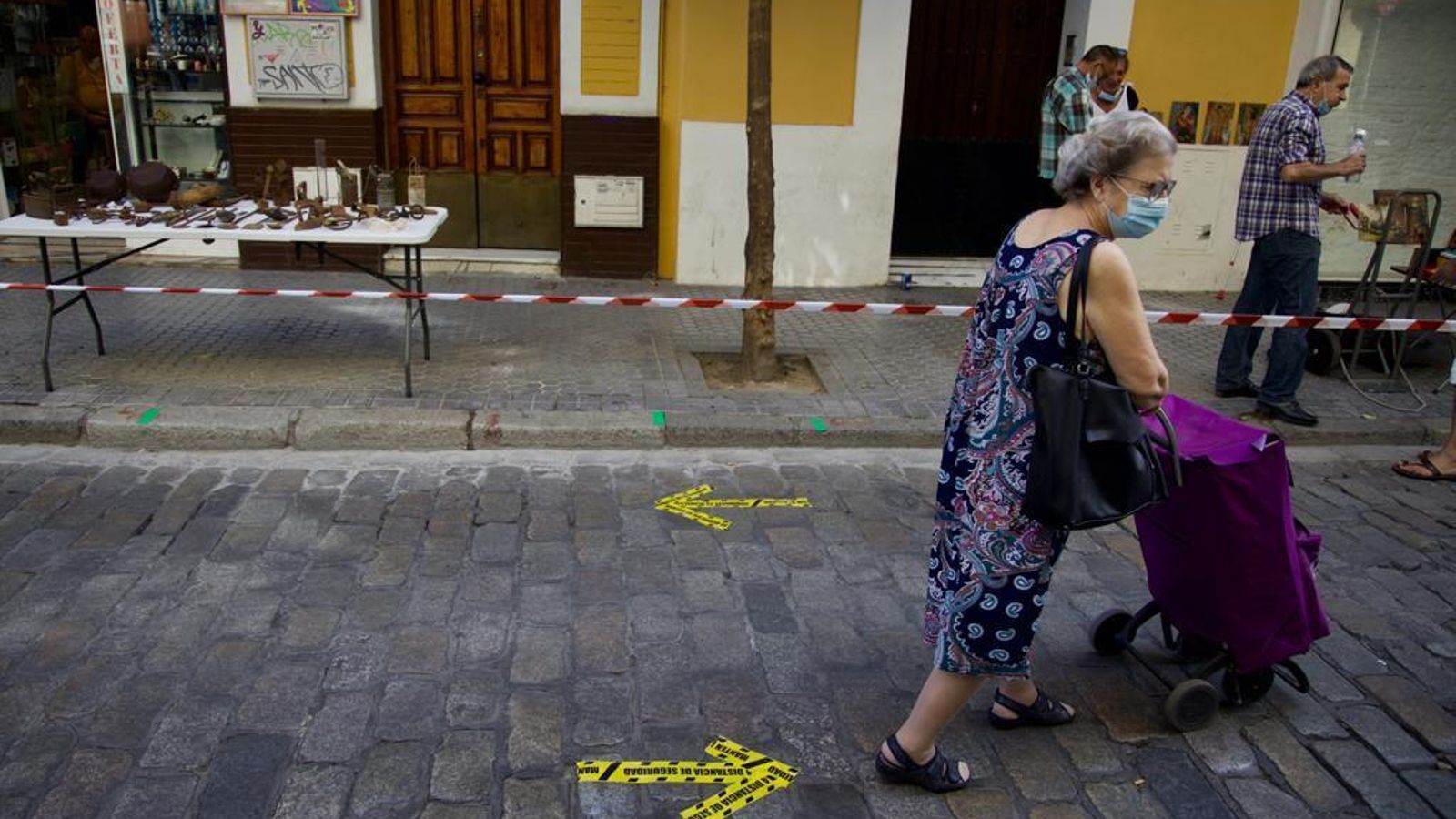 Una señales en el suelo indican el sentido de la marcha que debe tomar el público que acude a 'El Jueves'.