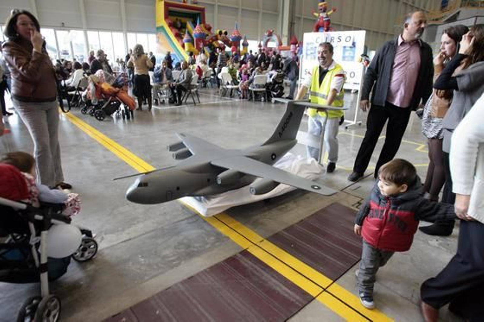 Airbus Mlitary reunió en San Pablo y Tablada a 30.000 familiares y amigos de sus empleados en el denominado Día de la Familia, en el que visitaron las instalaciones de la empresa y diferentes aviones.

Foto: Juan Carlos Muñoz