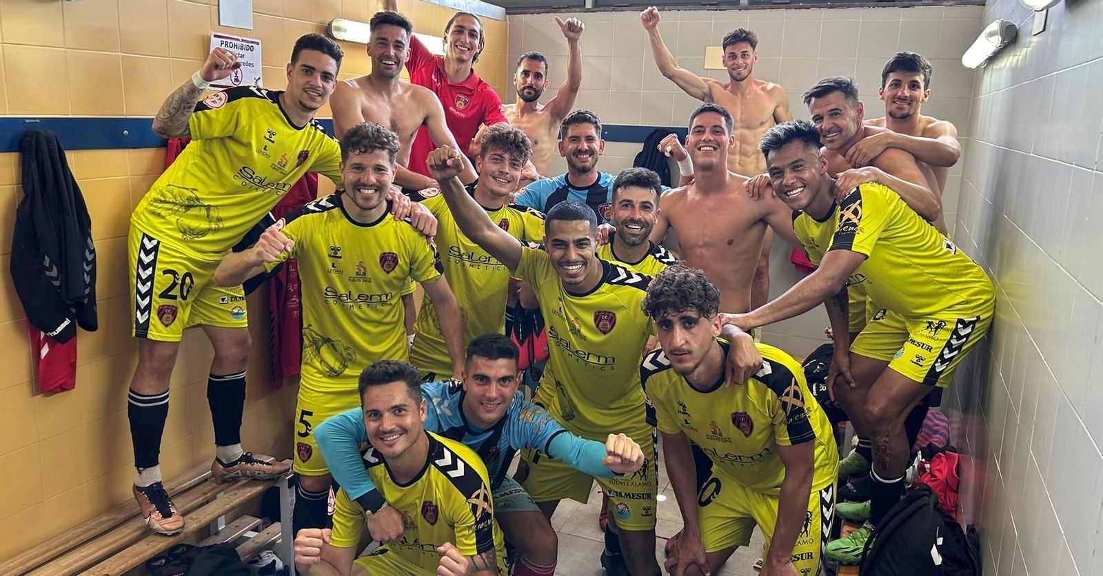 Los jugadores del Salerm Puente Genil celebran su triunfo ante el Gerena. Los jugadores del Salerm Puente Genil celebran su triunfo ante el Gerena.