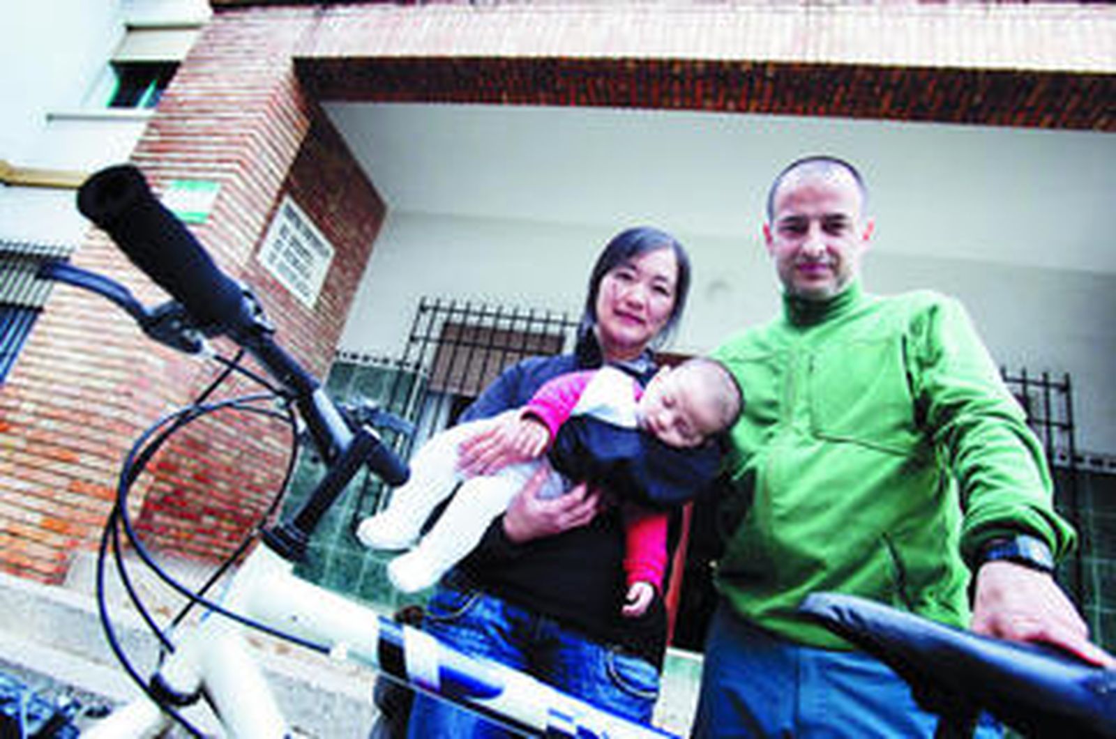 Miyuki Okabe y Eneko Etxebarrieta, con su hijo, ayer en el colegio de las Misioneras, en La Virreina.