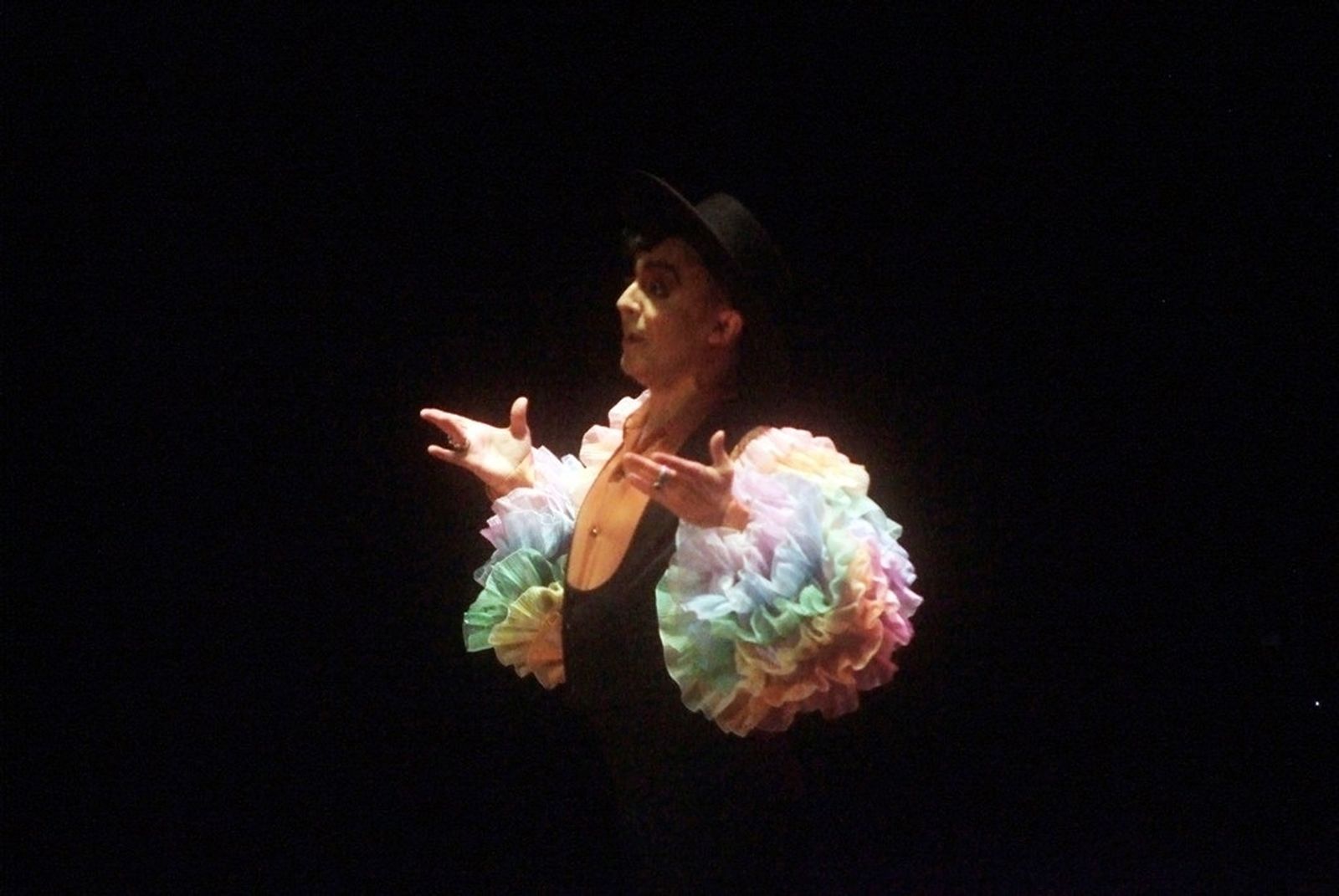 Ángel Ruiz durante el espectáculo donde borda el papel de Miguel de Molina.