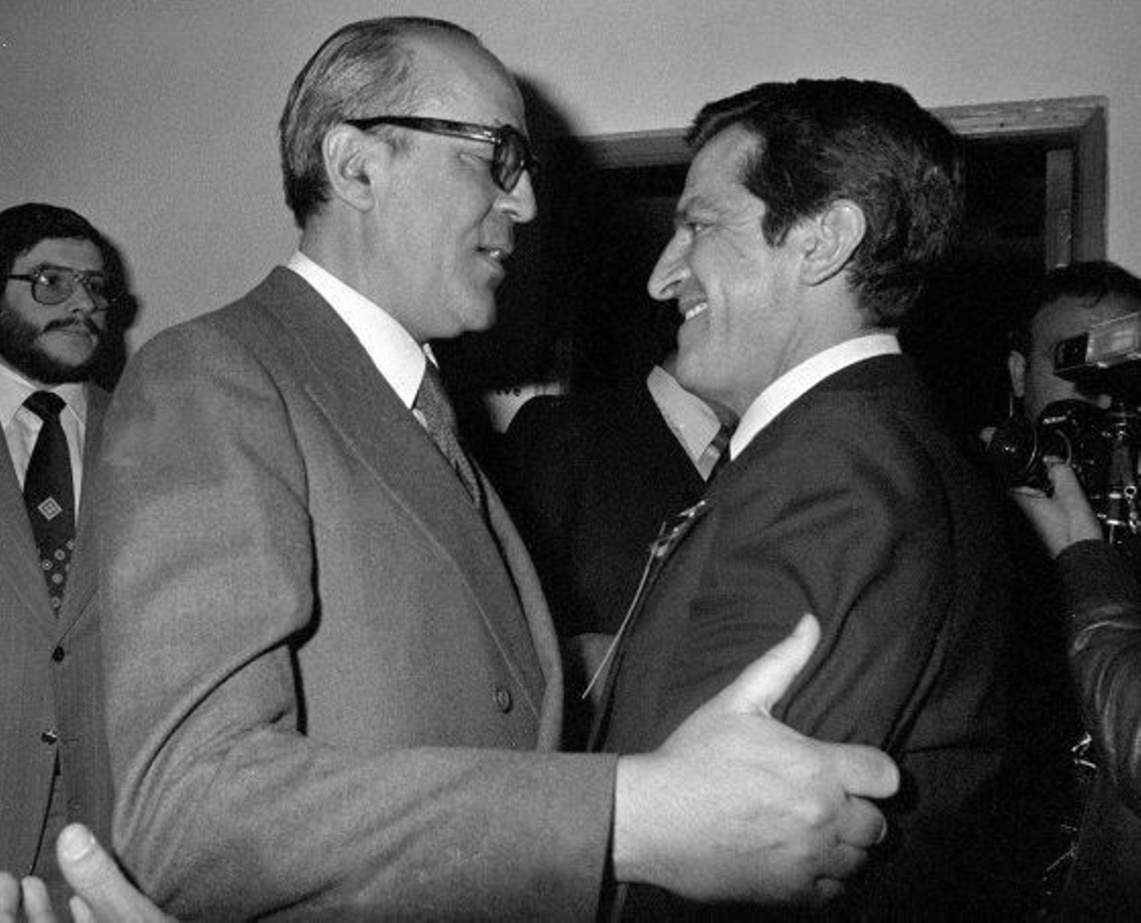 Adolfo Suárez y su predecesor en la Presidencia del Gobierno, Leopoldo Calvo Sotelo.

Foto: EFE
