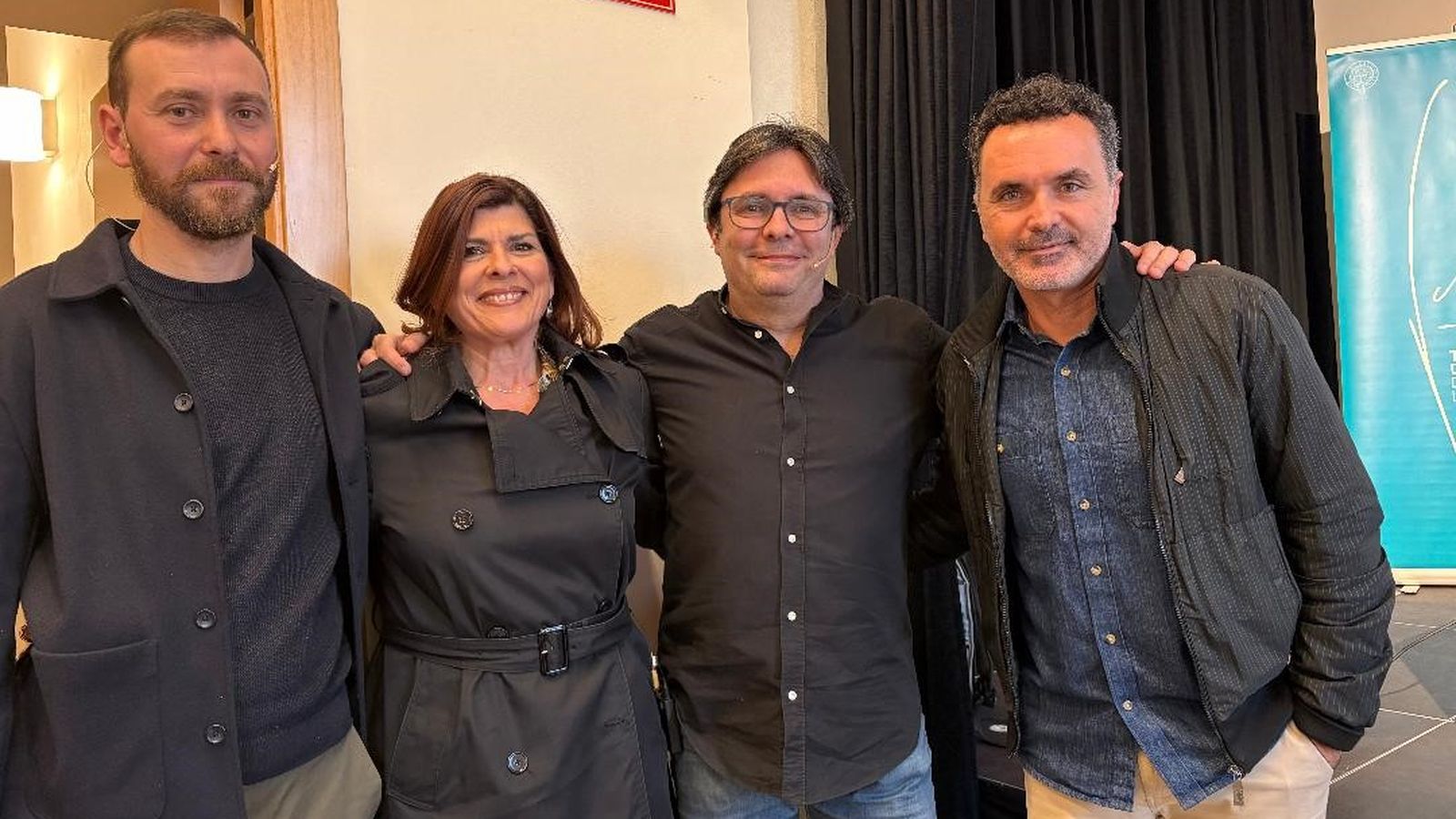 Pájaro Pinto, Carolina Mena, el pintor Cecilio Chaves y el artista José de la Flor, tras finalizar el acto en la Fundación Cajasol.