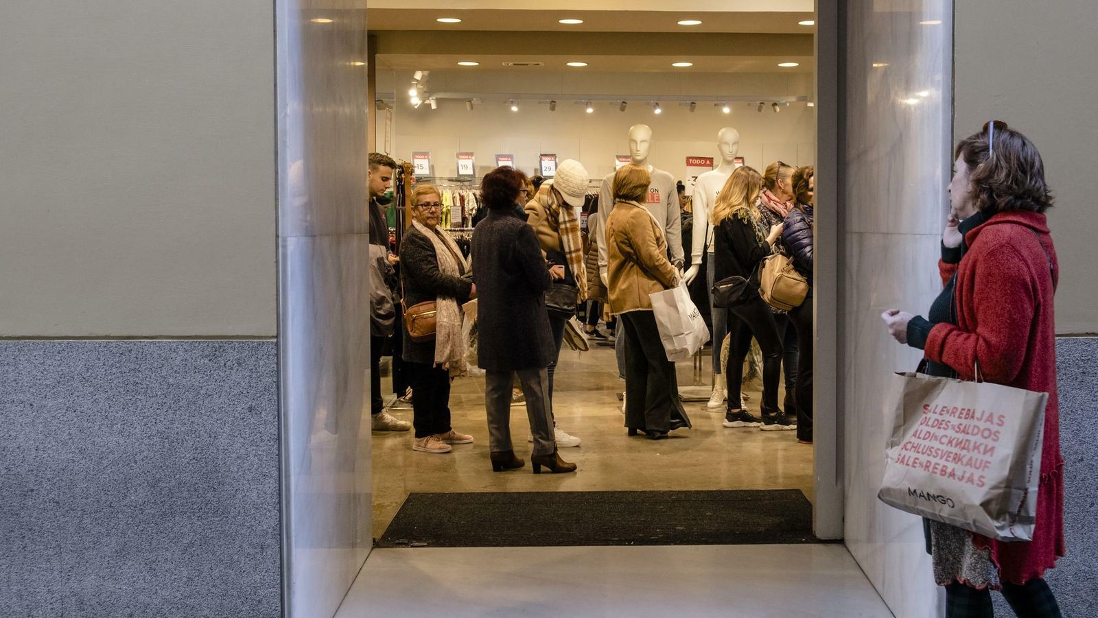 Cola en las rebajas ayer en una tienda de ropa.