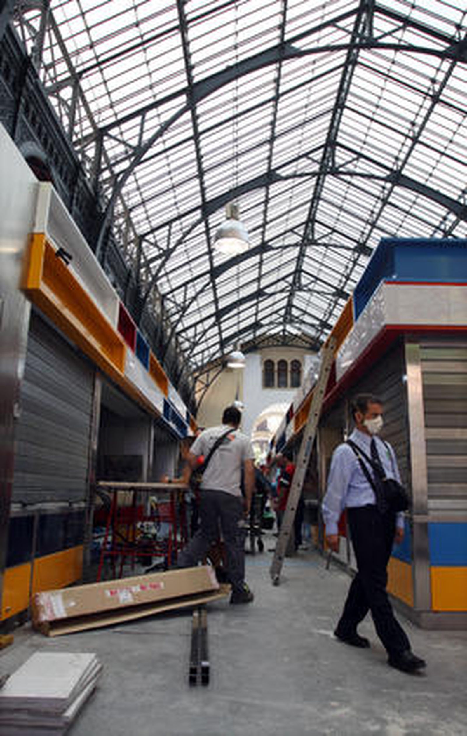 El mercado de Atarazanas reabre mañana sus puertas tras las obras de rehabilitación del edificio que se han prolongado casi dos años y medios.