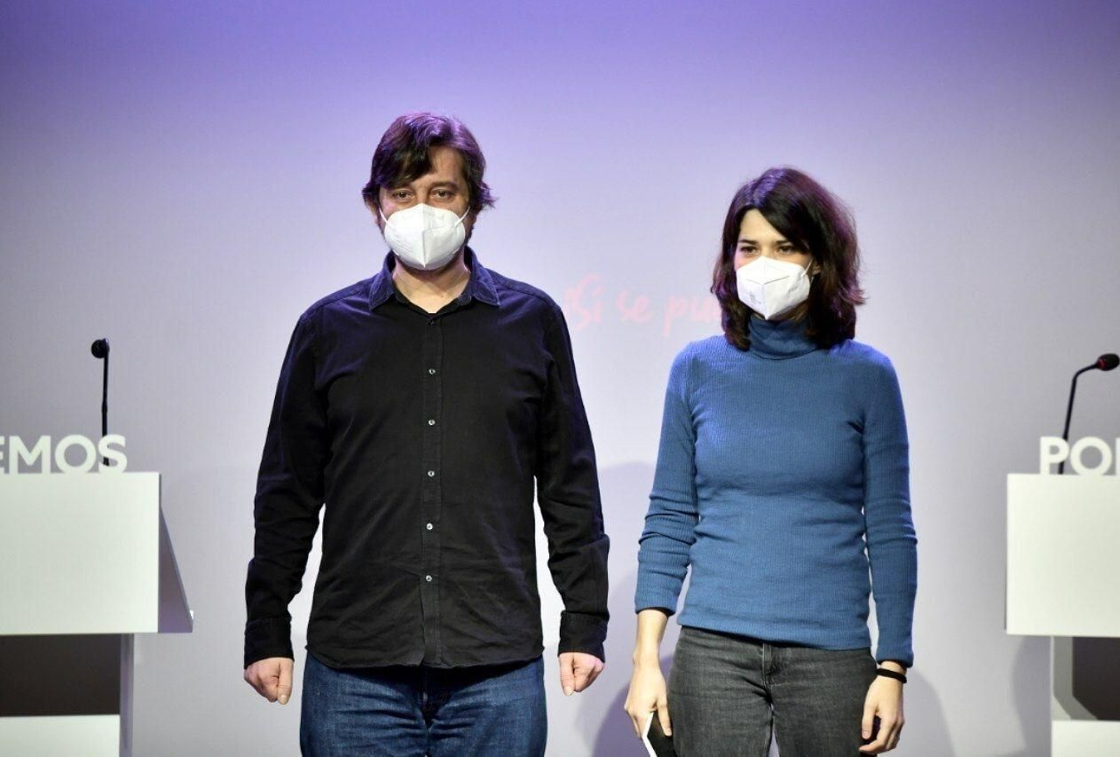 Los coportavoces de Podemos Rafa Mayoral e Isa Serra, posan ante los medios gráficos en la sede del partido antes de participar en una rueda de prensa este lunes.