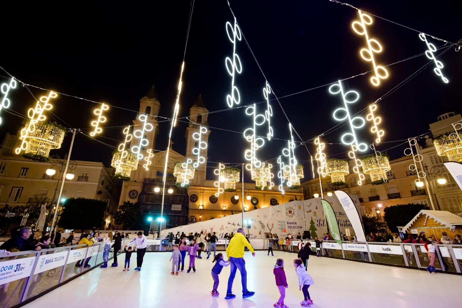 Ambiente en la pista de hielo en Cádiz esta pasada tarde.