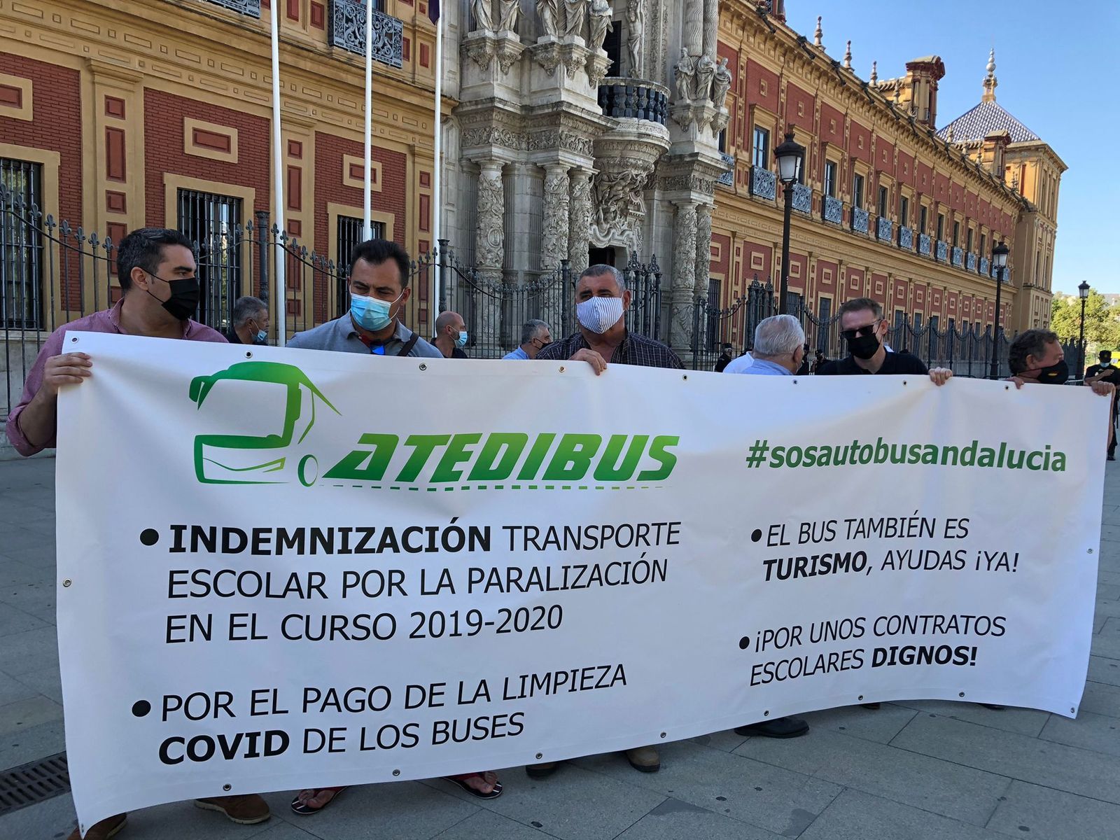 Protesta de la patronal de Atedibus delante del Palacio de San Telmo.