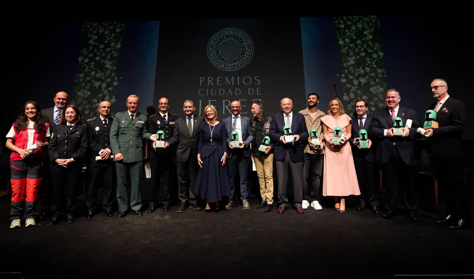María José García-Pelayo y Antonio Sanz, con los premiados en La Atalaya.