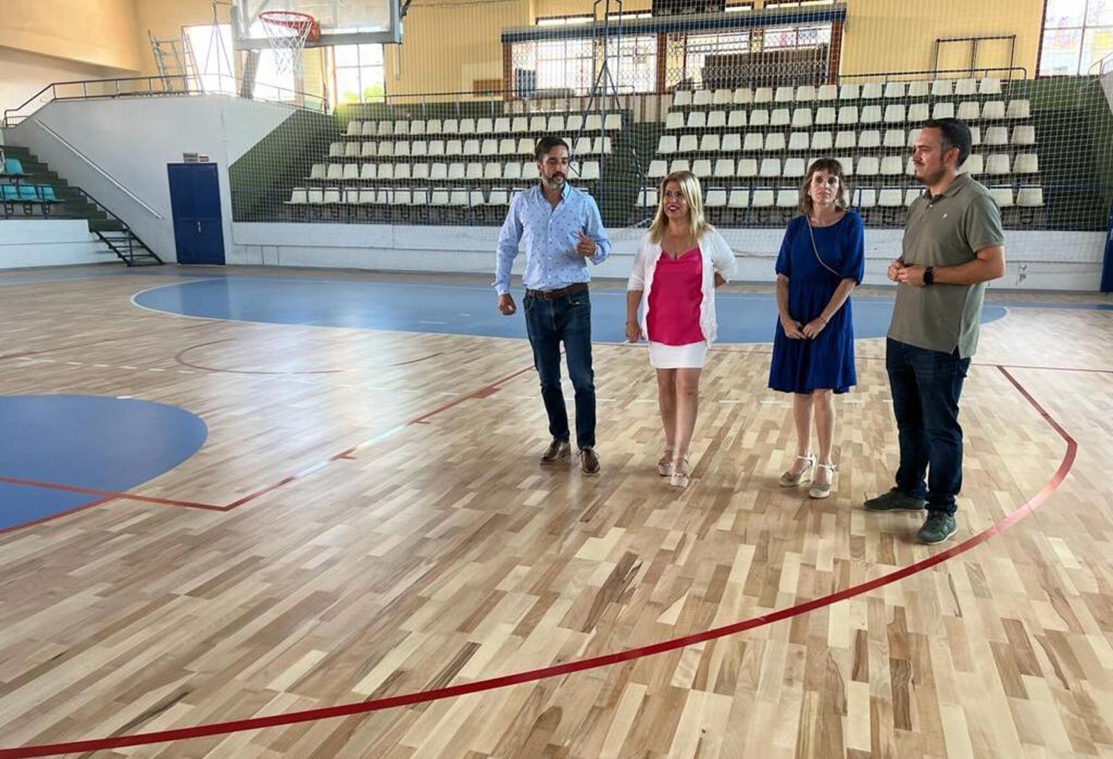 La alcaldesa y los ediles en el polideportivo 'Ruiz Mateos'