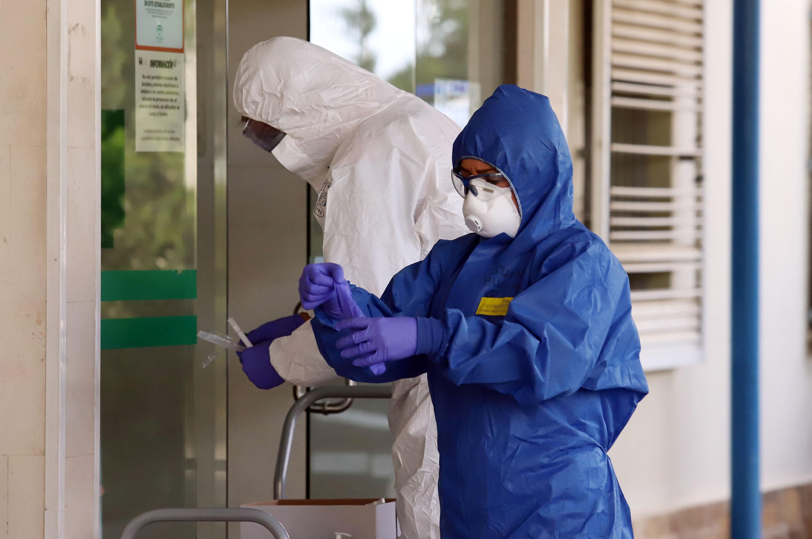 Imágenes de la realización de test de coronavirus en urgencias