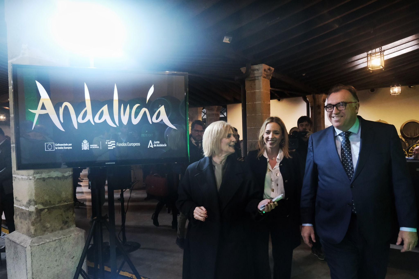 El consejero Arturo Bernal, con la alcaldesa de Jerez, María José García-Pelayo, y la presidenta de la Diputación de Cádiz, Almudena Martínez.