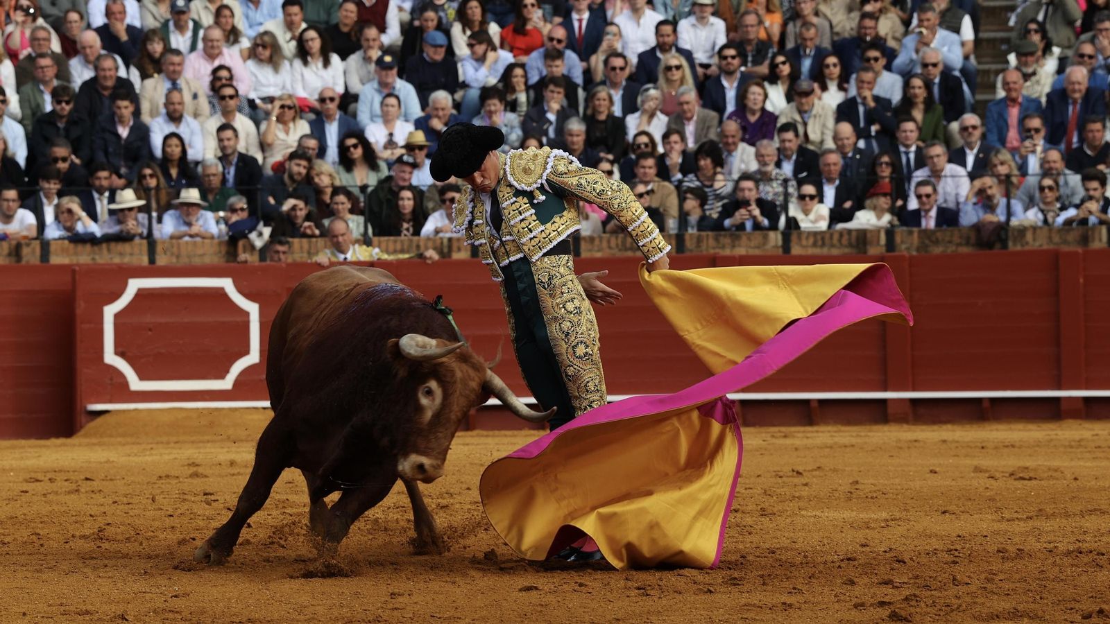 Airoso remate con el capote de Daniel Luque tras un ramillete de despaciosas verónicas a ‘Correvientos’, primero de su lote.