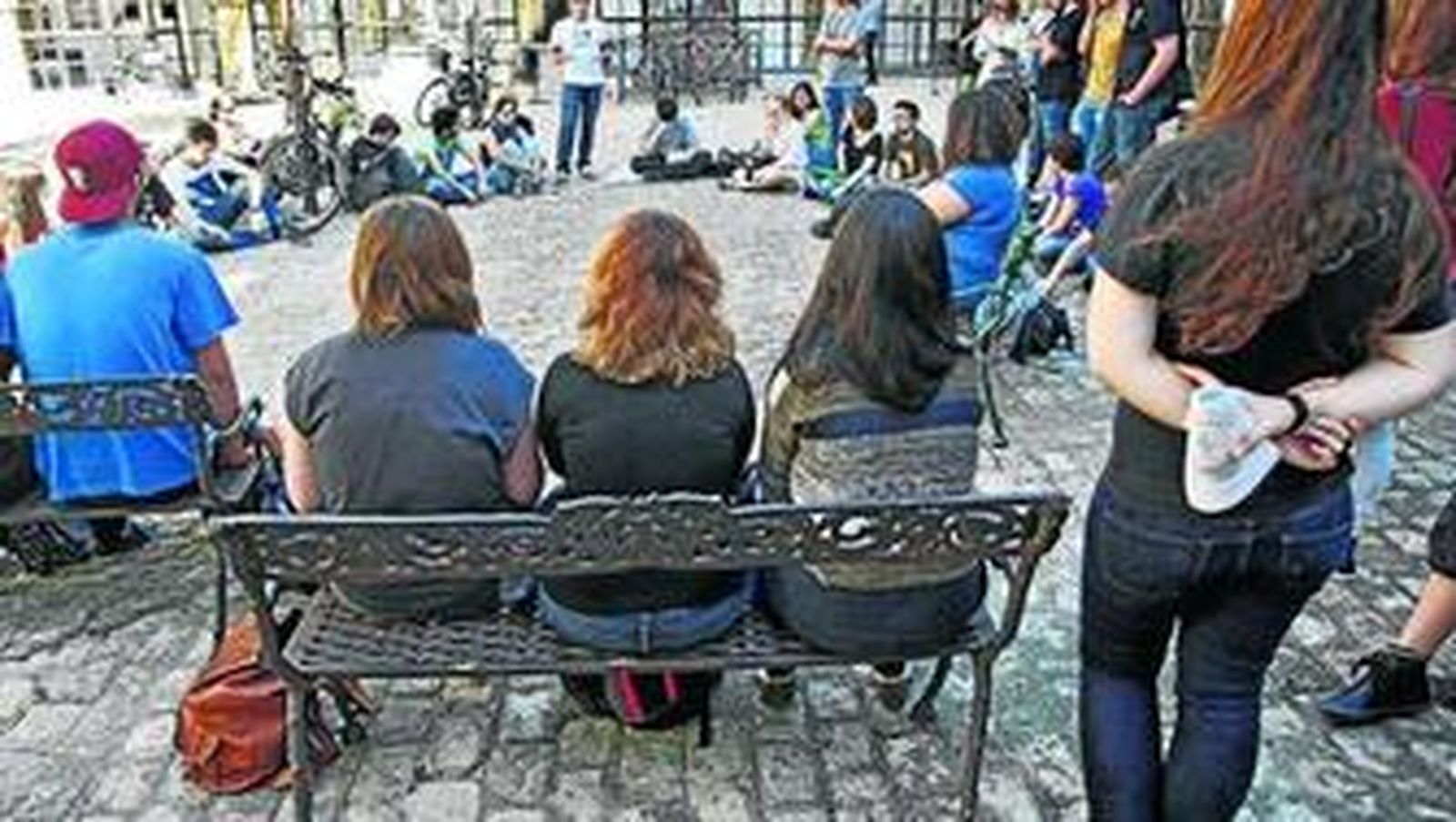 Un grupo de alumnos de la UCA, en el patio de la Facultad de Filosofía y Letras.